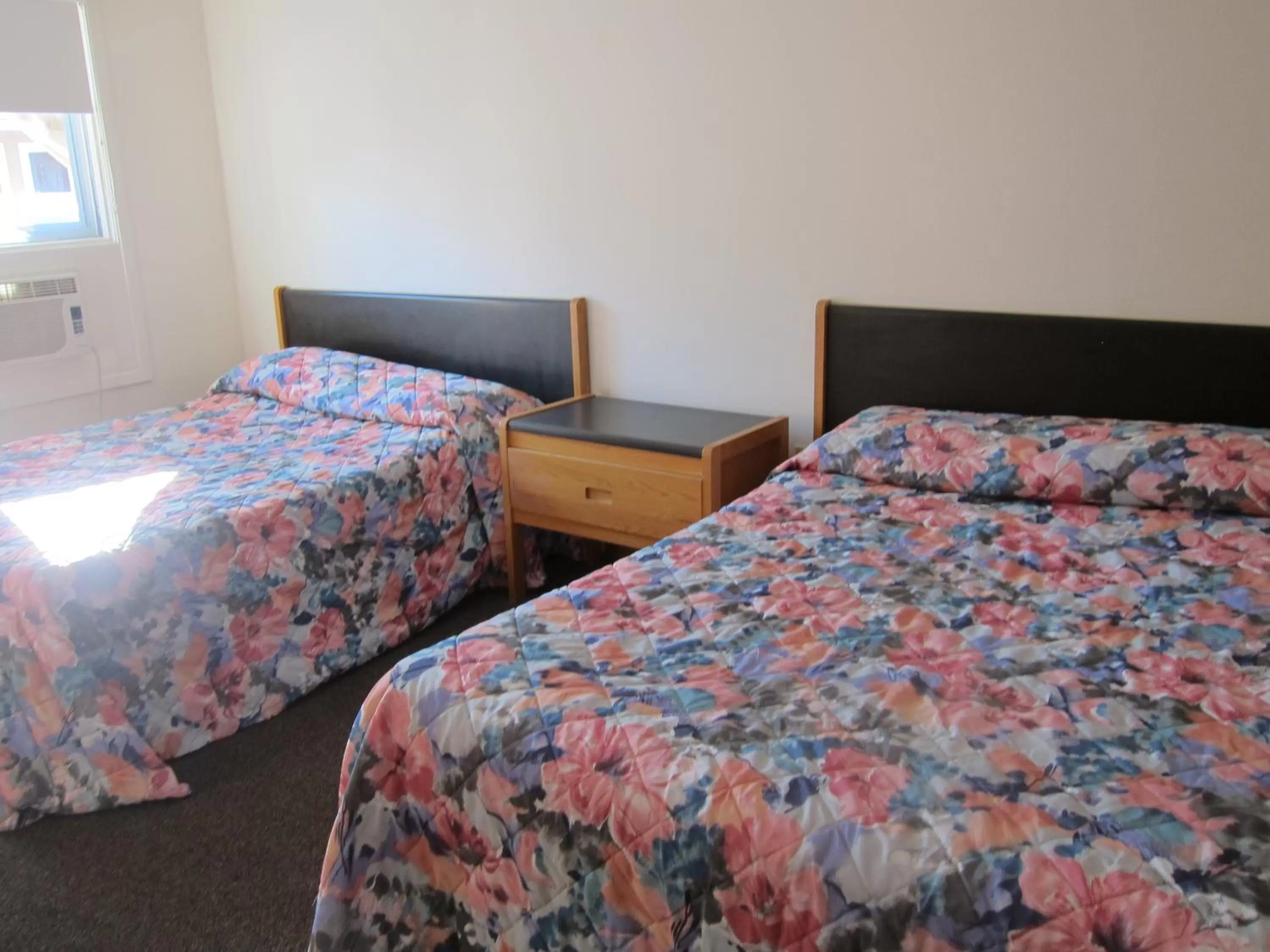 Bedroom in Shine Motel