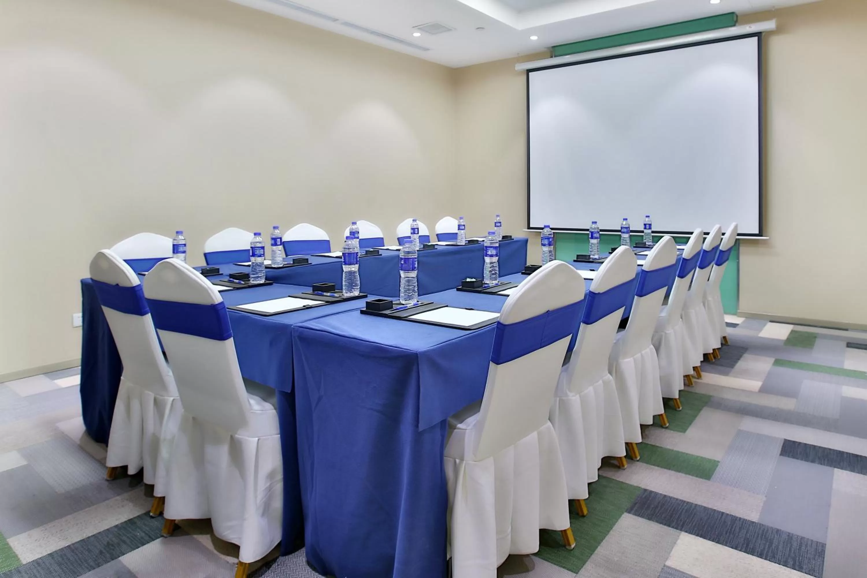 Meeting/conference room in Holiday Inn Express Langfang Park View by IHG