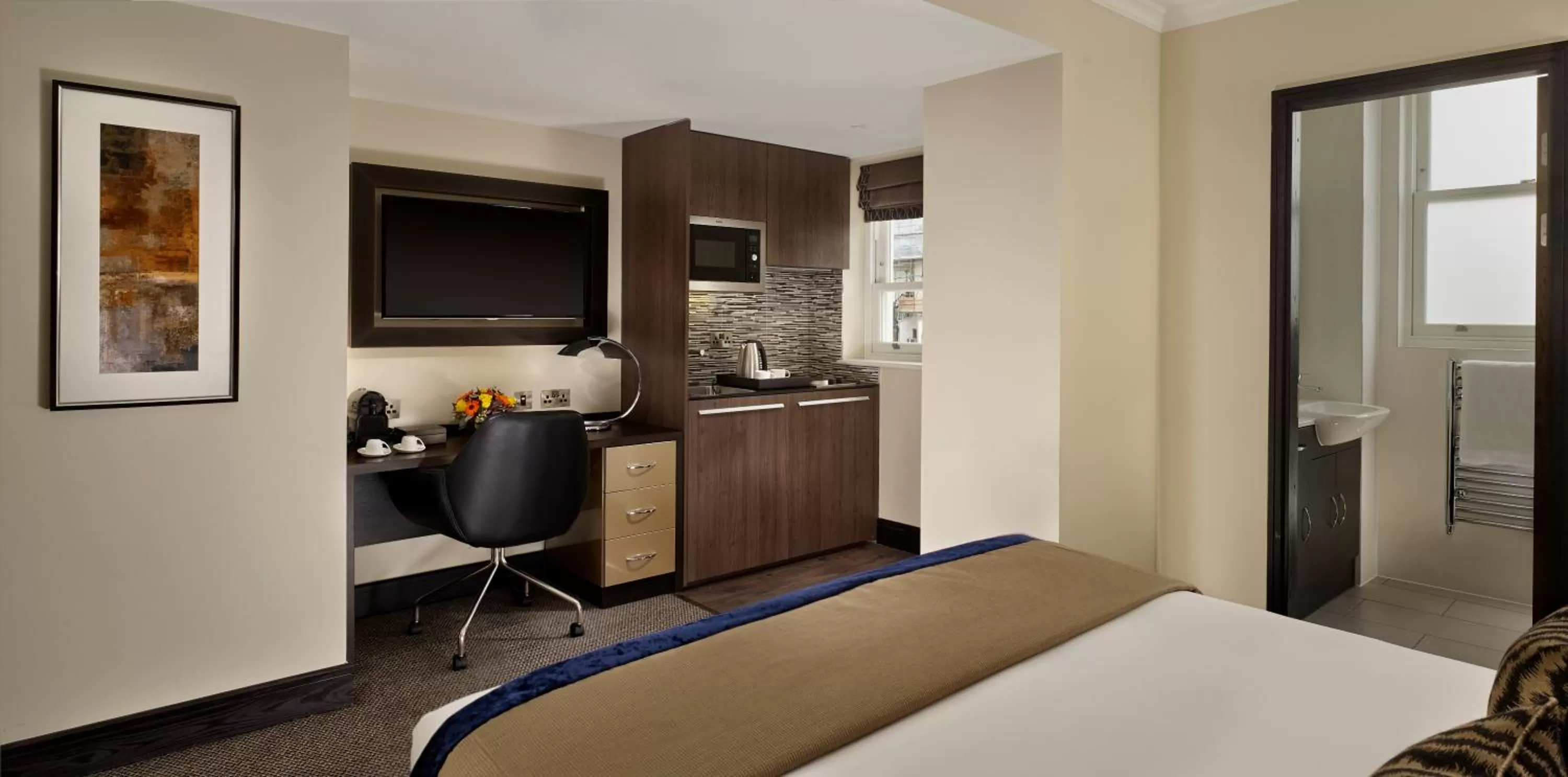 Kitchen or kitchenette, Bed in The Westbourne Hyde Park