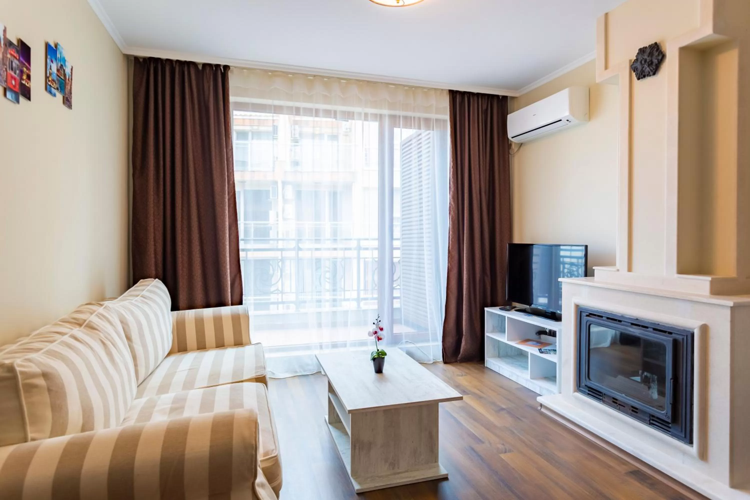 TV and multimedia, Seating Area in Rose Gardens Apart Hotel