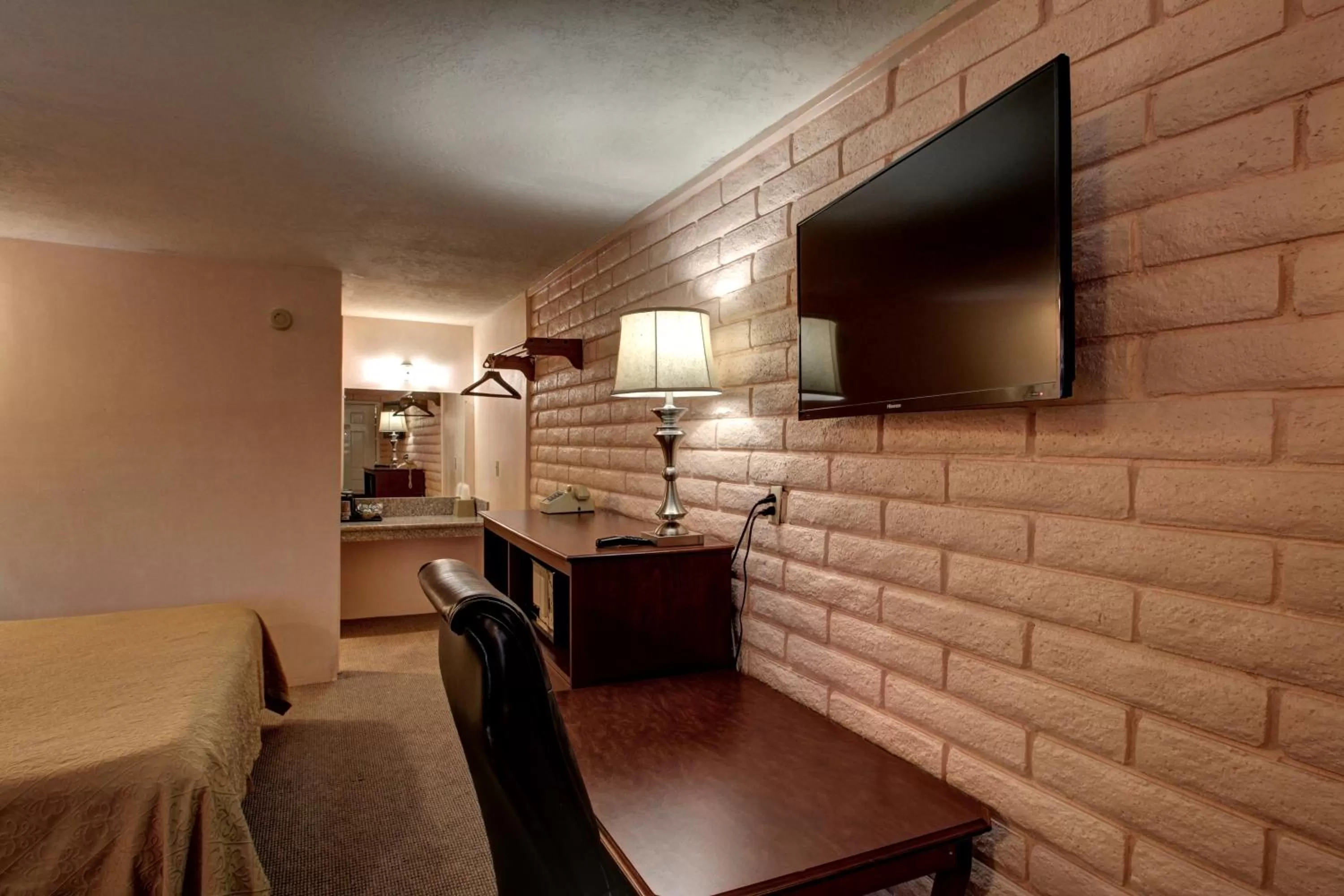 TV and multimedia, Bed in Country Inn Beaver Utah