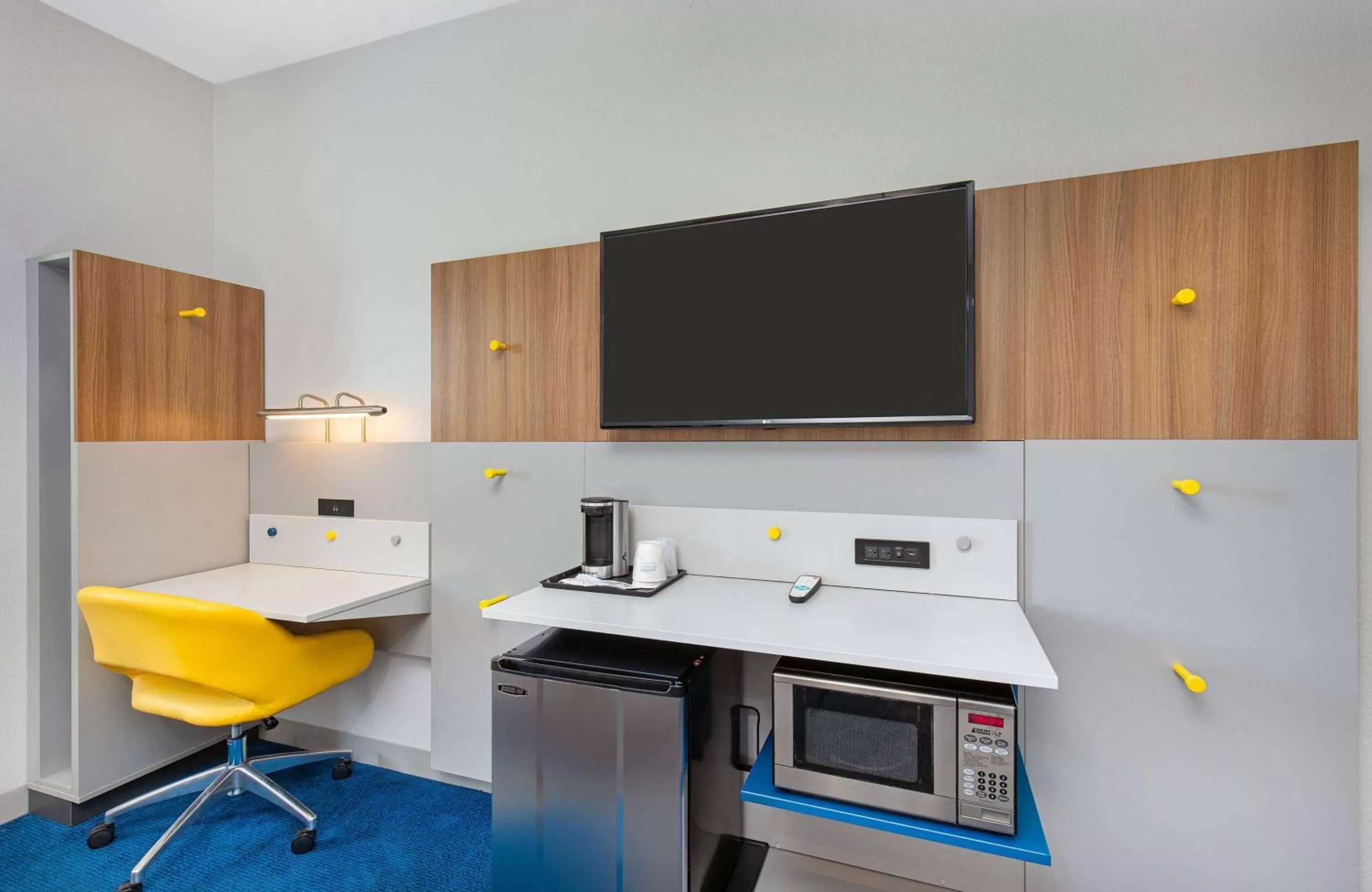 TV and multimedia in Microtel Inn and Suites by Wyndham