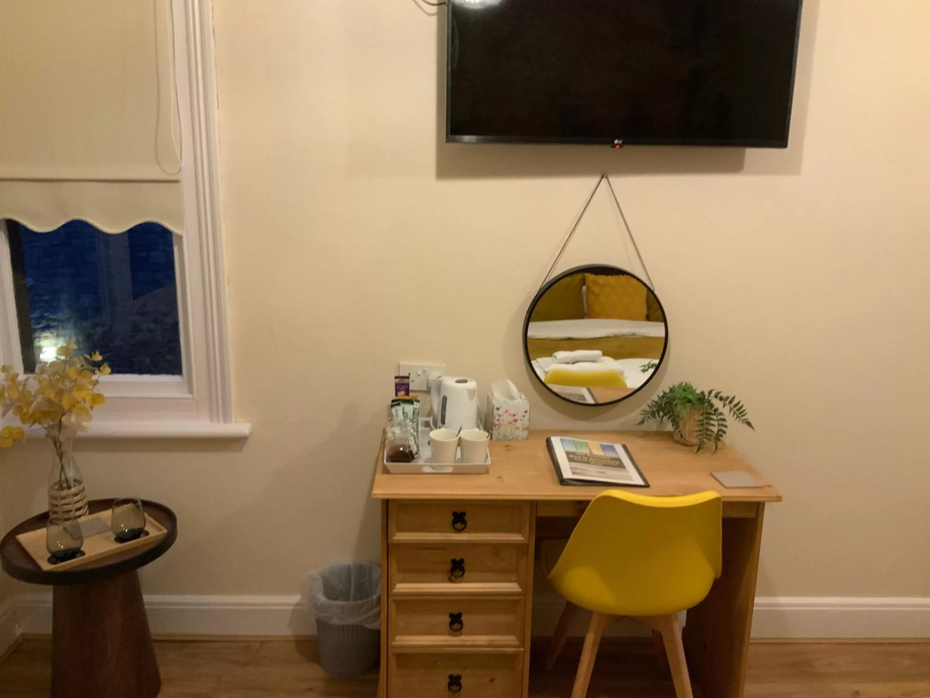 TV/Entertainment Center in All Seasons Bed & Breakfast - Adults Only