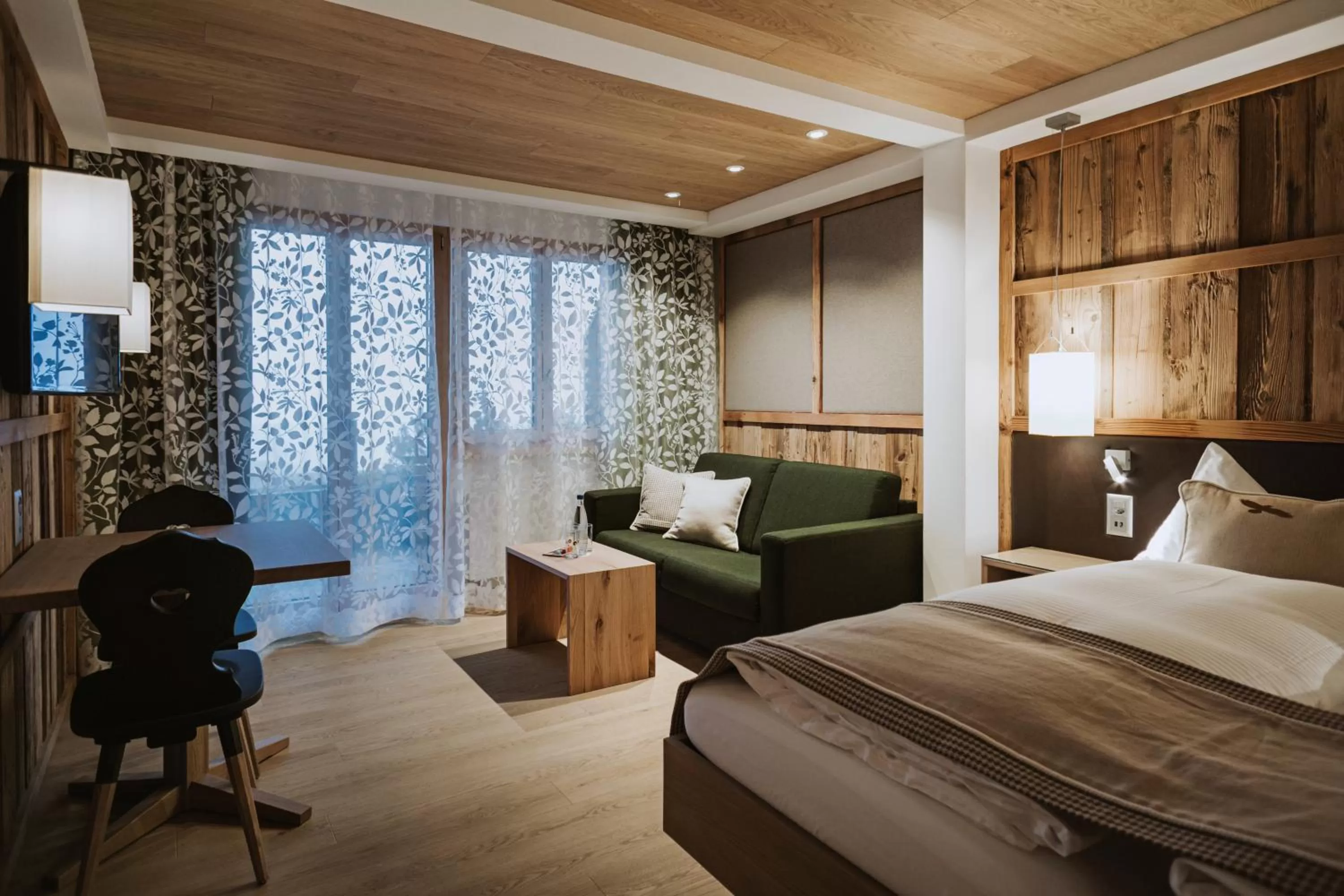 Photo of the whole room, Bed in Adler Adelboden