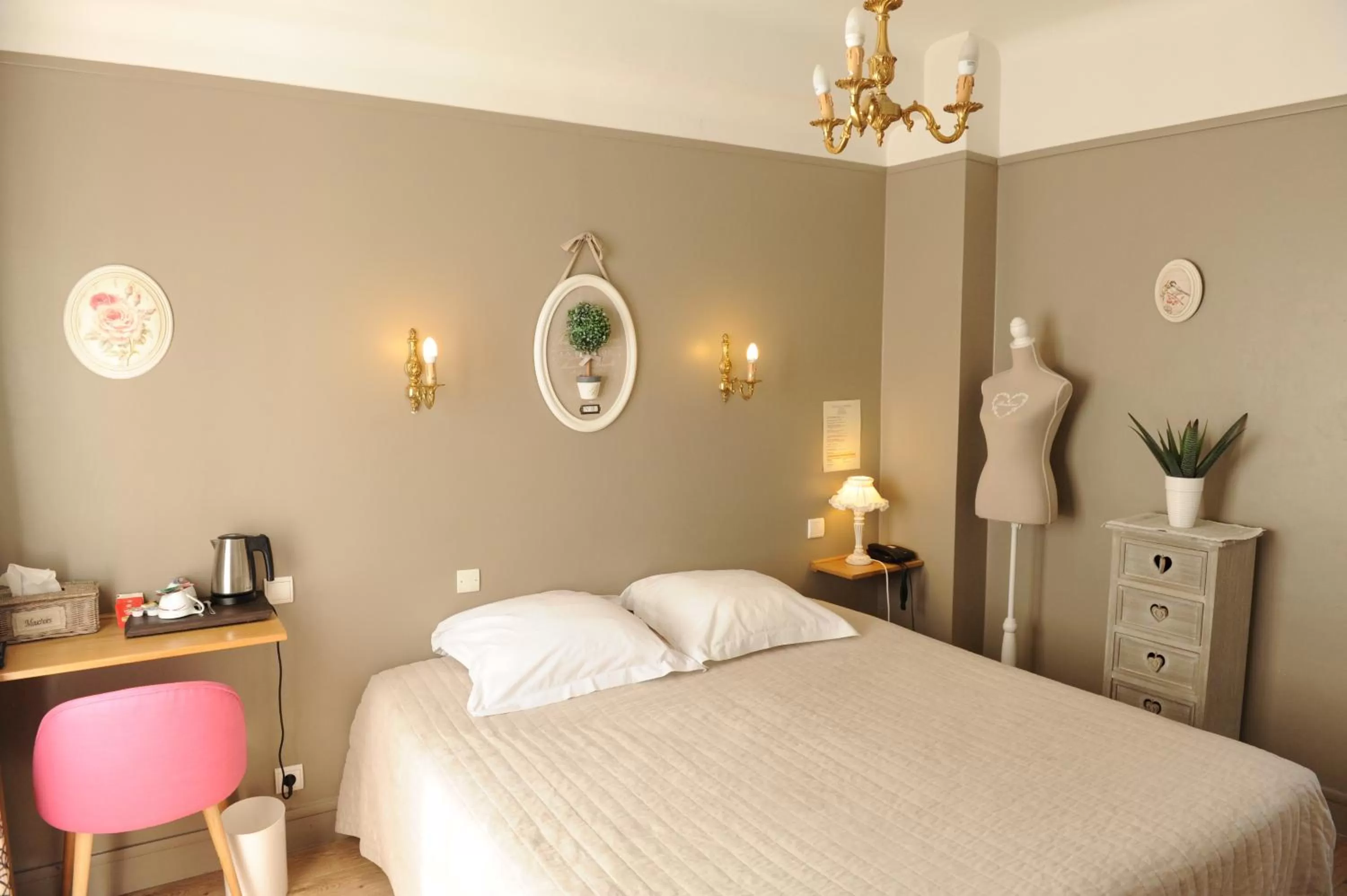 Bedroom, Bed in Hôtel De La Cathédrale