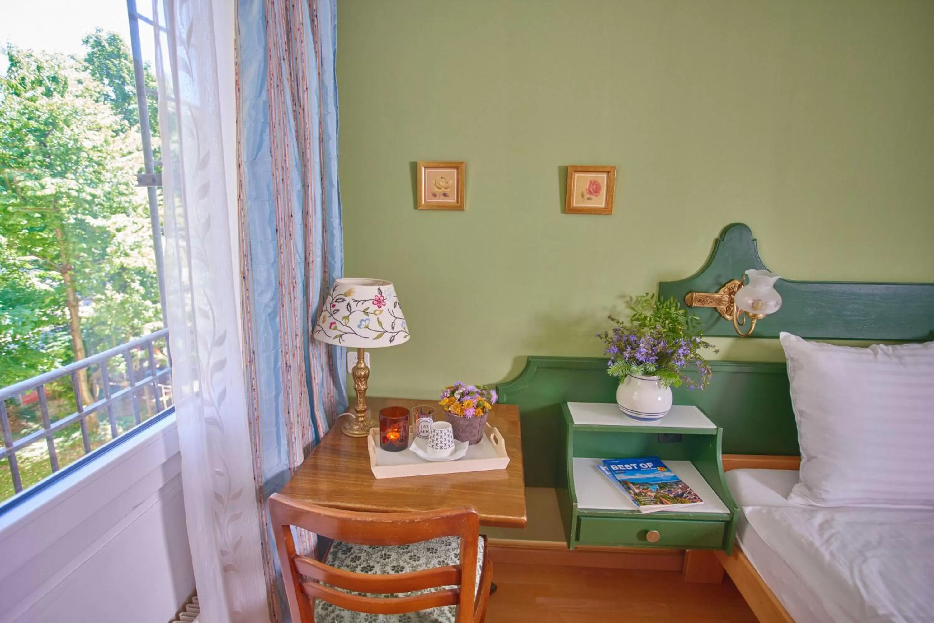 Bed in Hotel La Balance self check-in