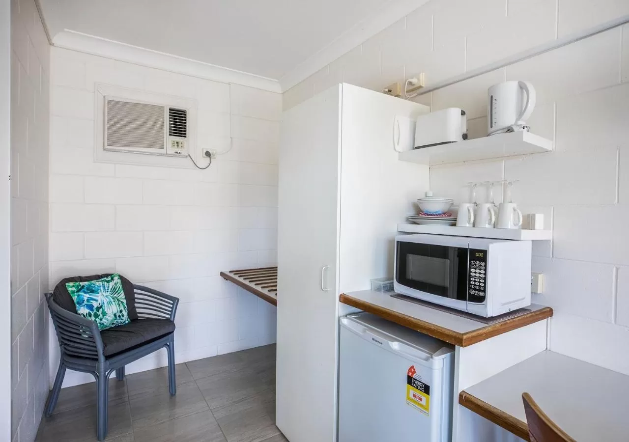 Kitchen or kitchenette in Banjo Paterson Motor Inn