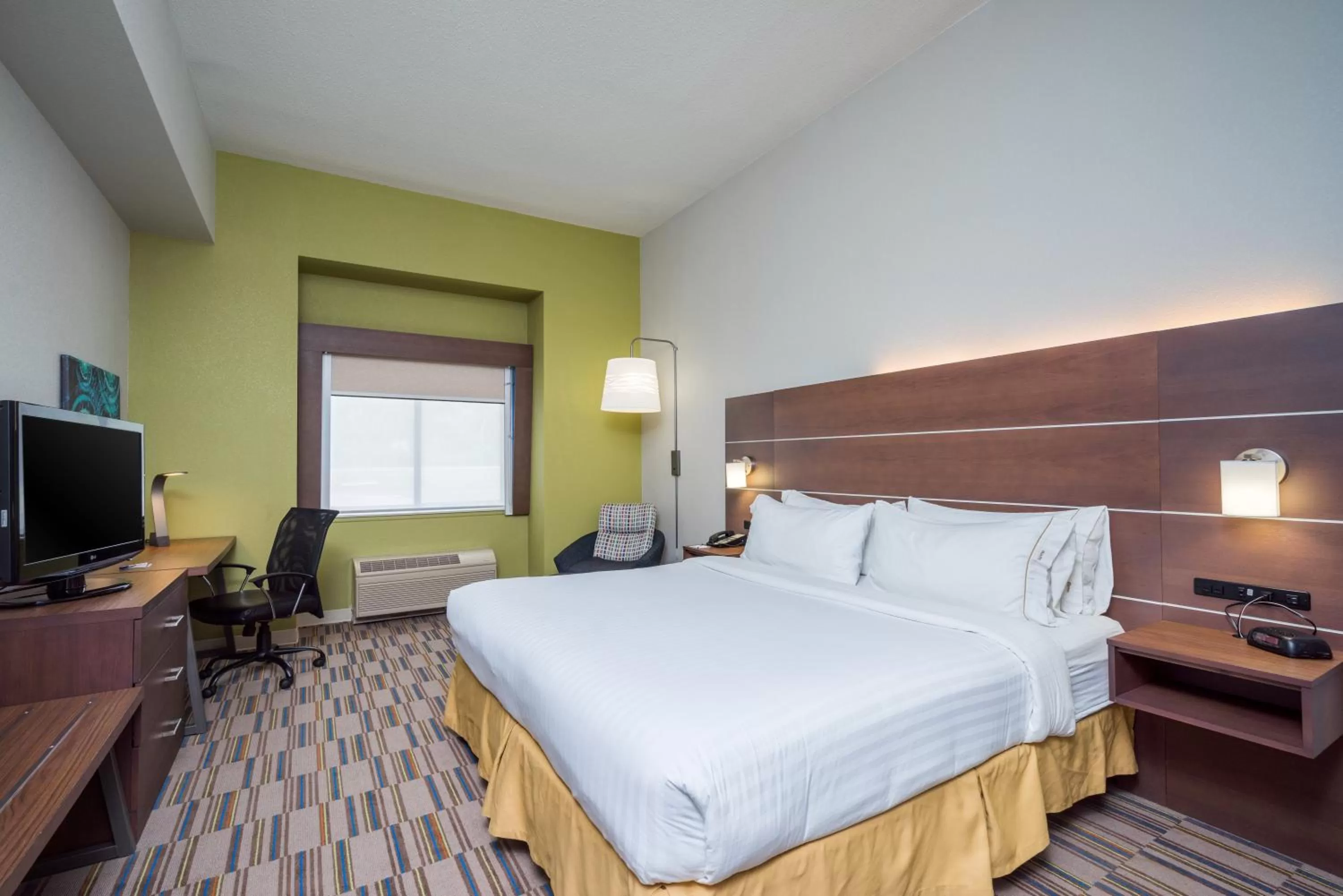 Photo of the whole room, Bed in Holiday Inn Express and Suites Quakertown - Allentown Area by IHG