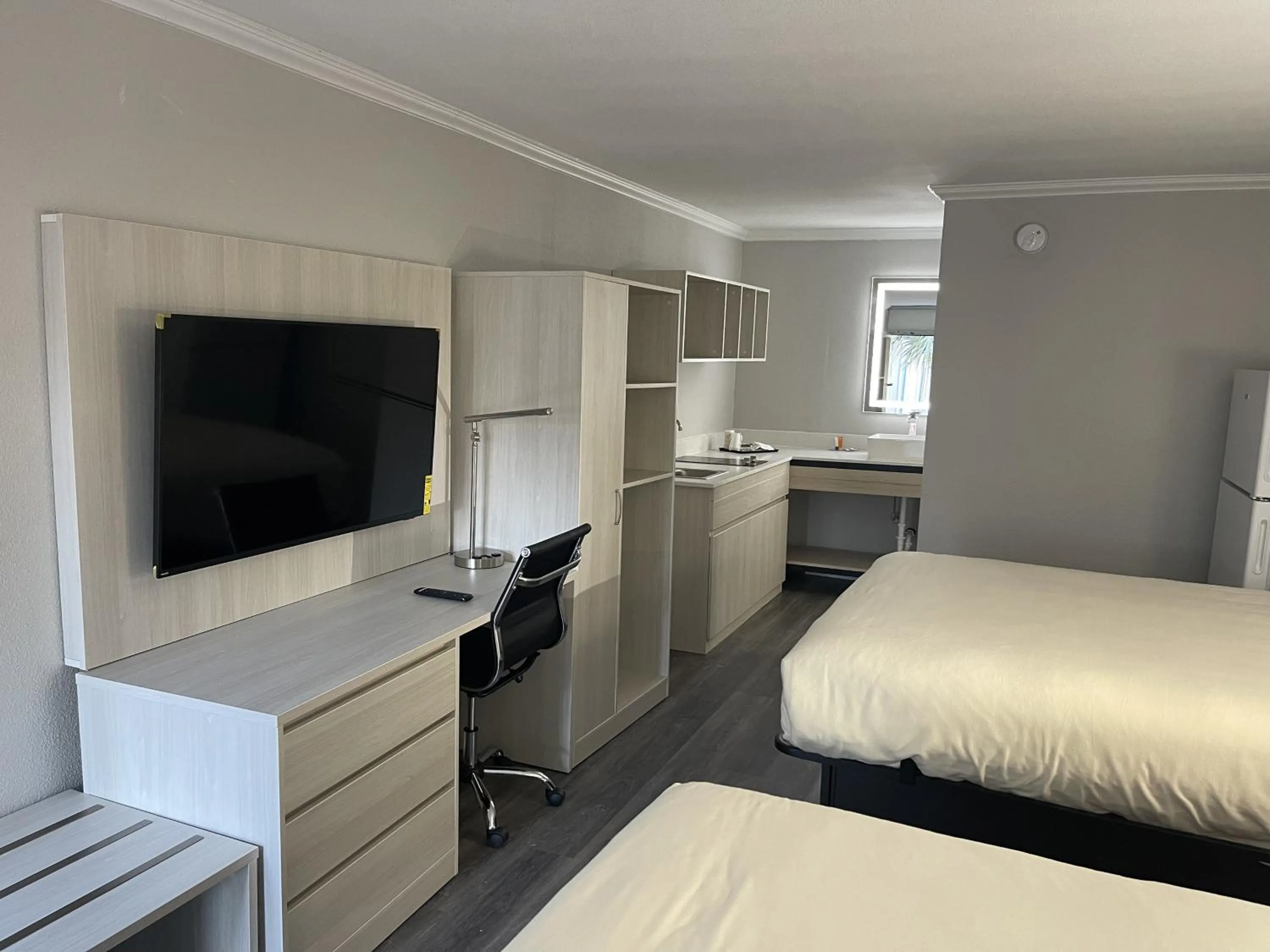 TV and multimedia, Bed in MainStay Suites Florence - Darlington