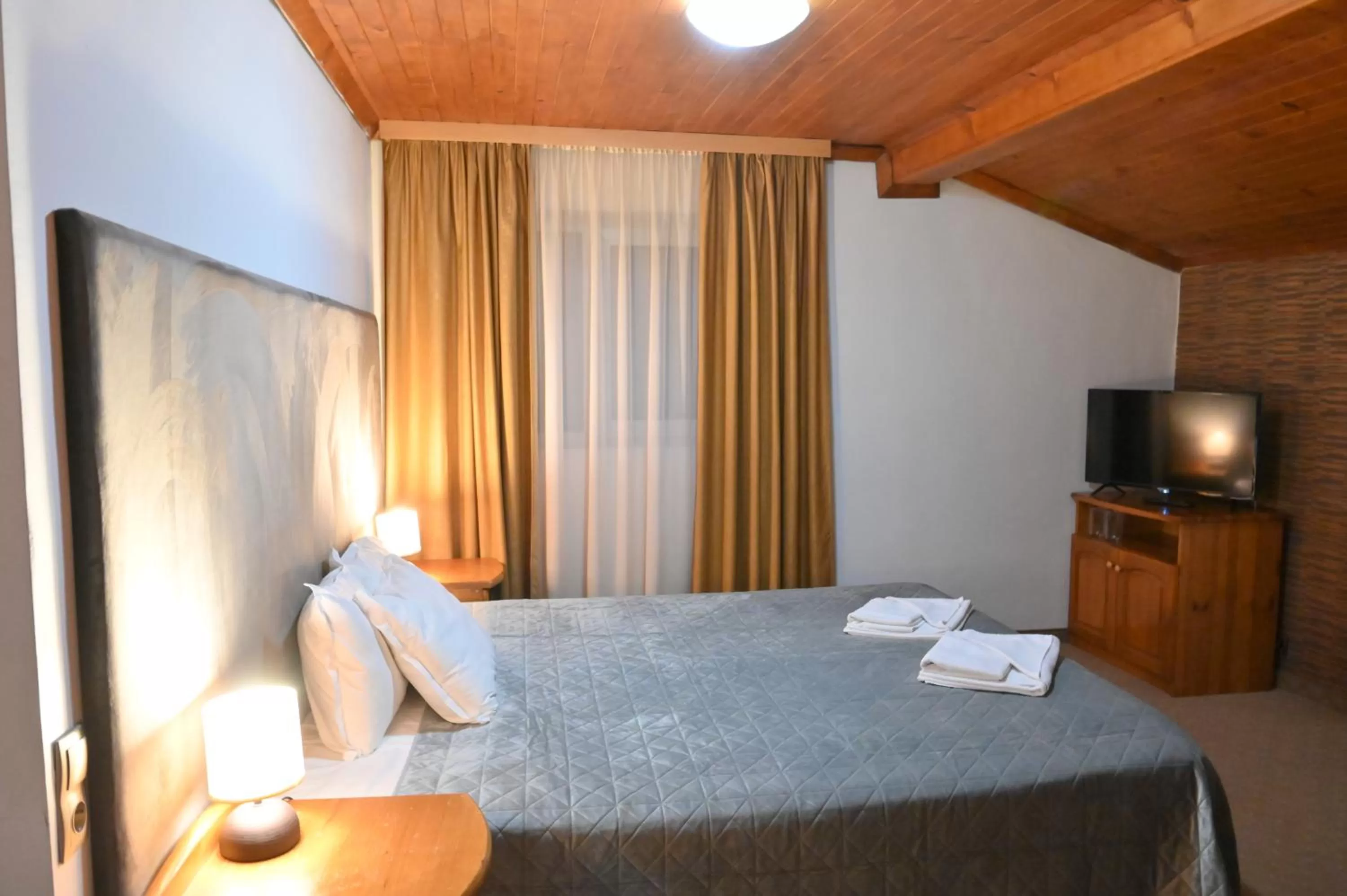 Patio, Bed in Hotel Rothmans-Breakfast - Free parking - Lobby