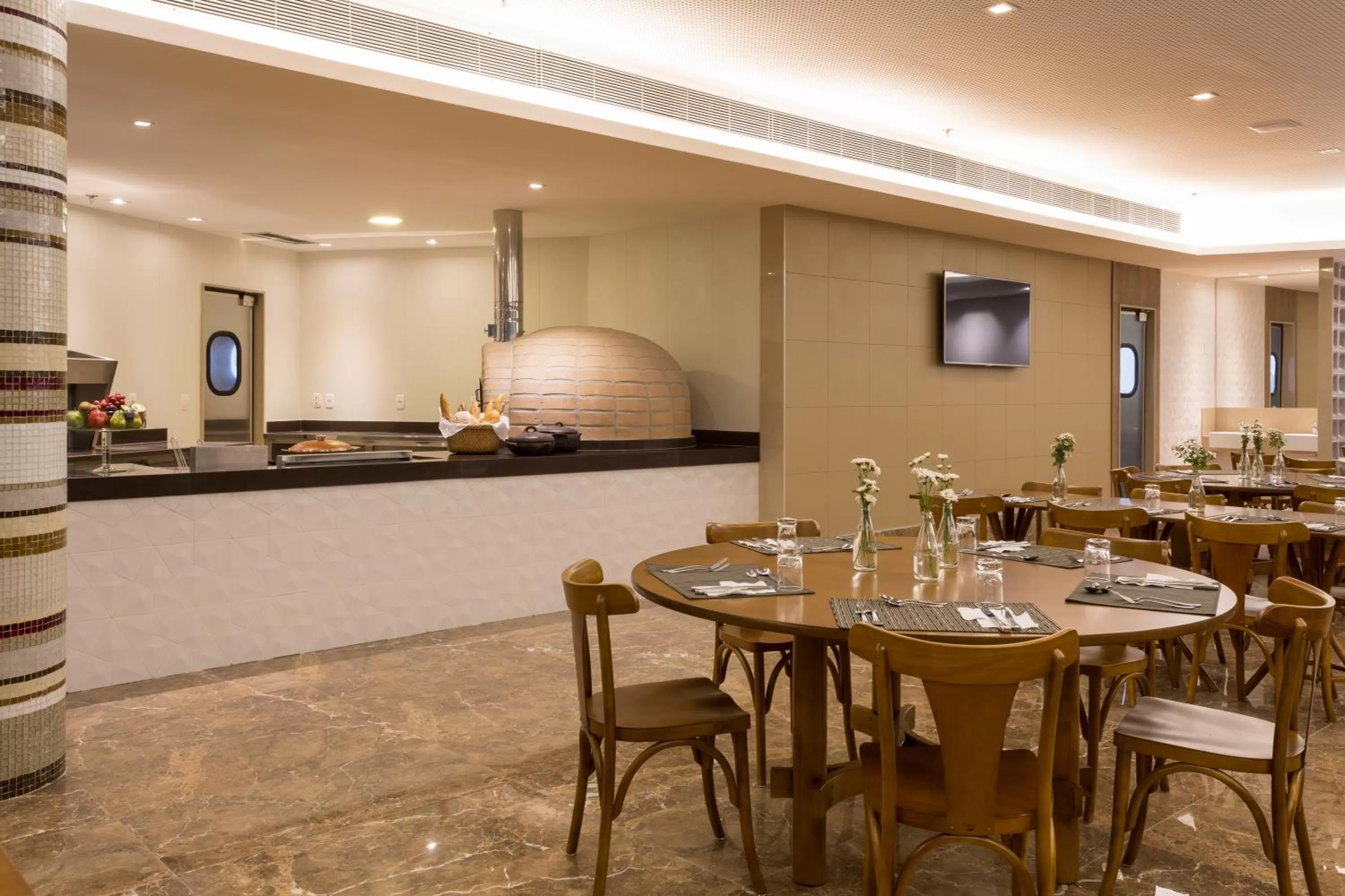 Restaurant/places to eat in Sleep Inn Praia do Canto