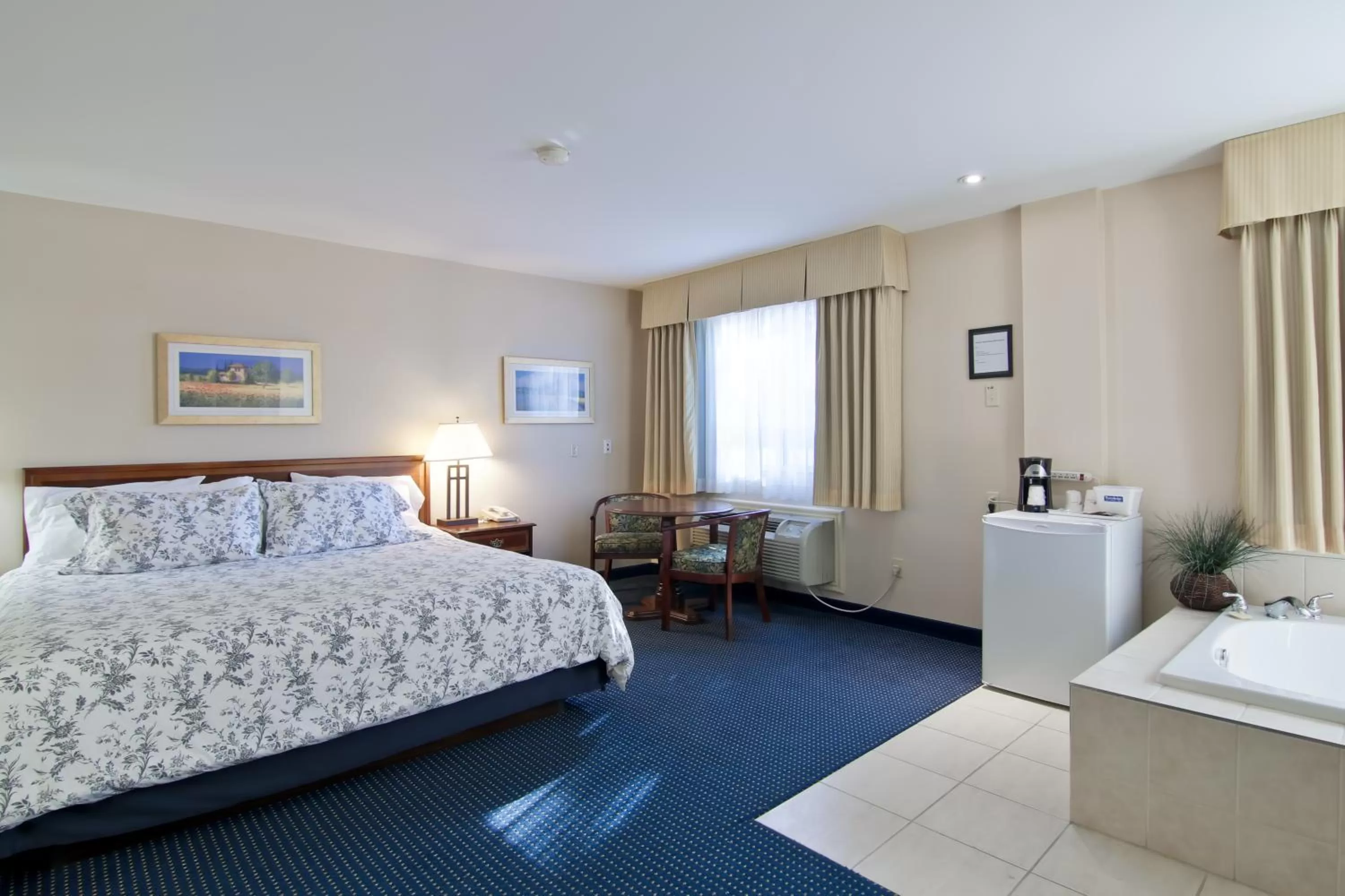 Hot Tub, Bed in Travelodge by Wyndham Trenton