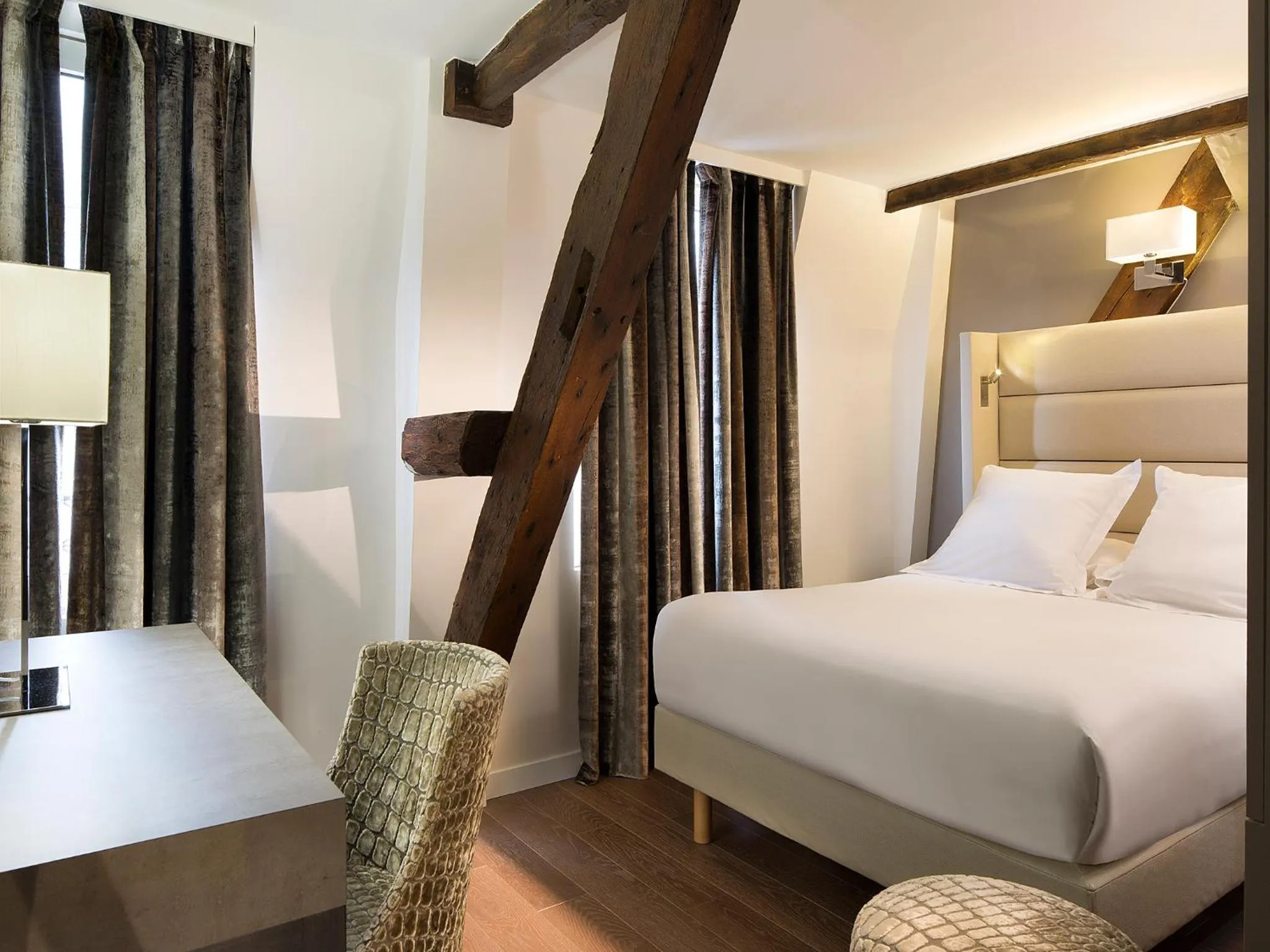 Photo of the whole room, Bed in Hôtel Jacques de Molay - Fitness & Sauna