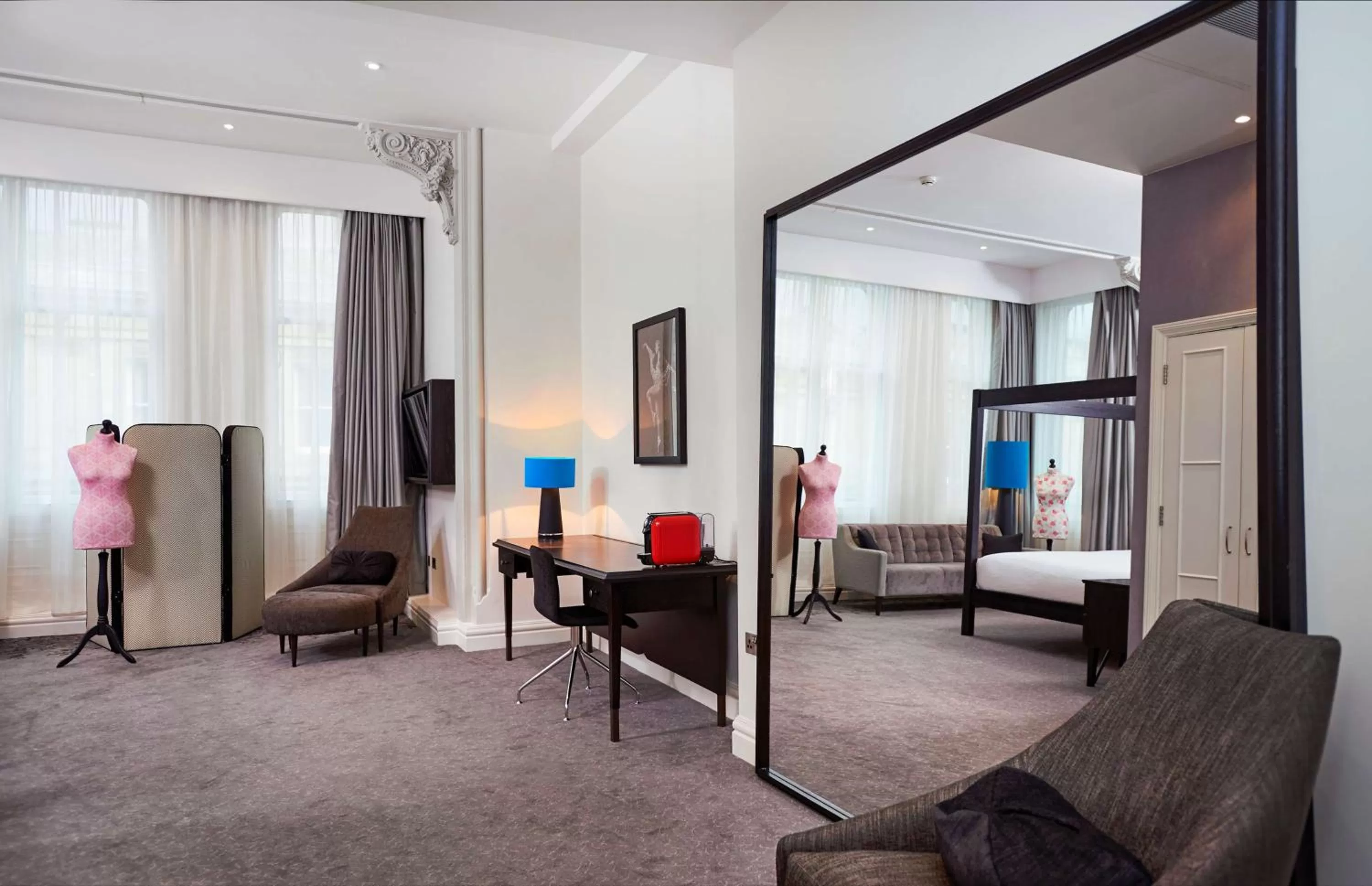 Living room, Bed in DoubleTree by Hilton Hotel & Spa Liverpool