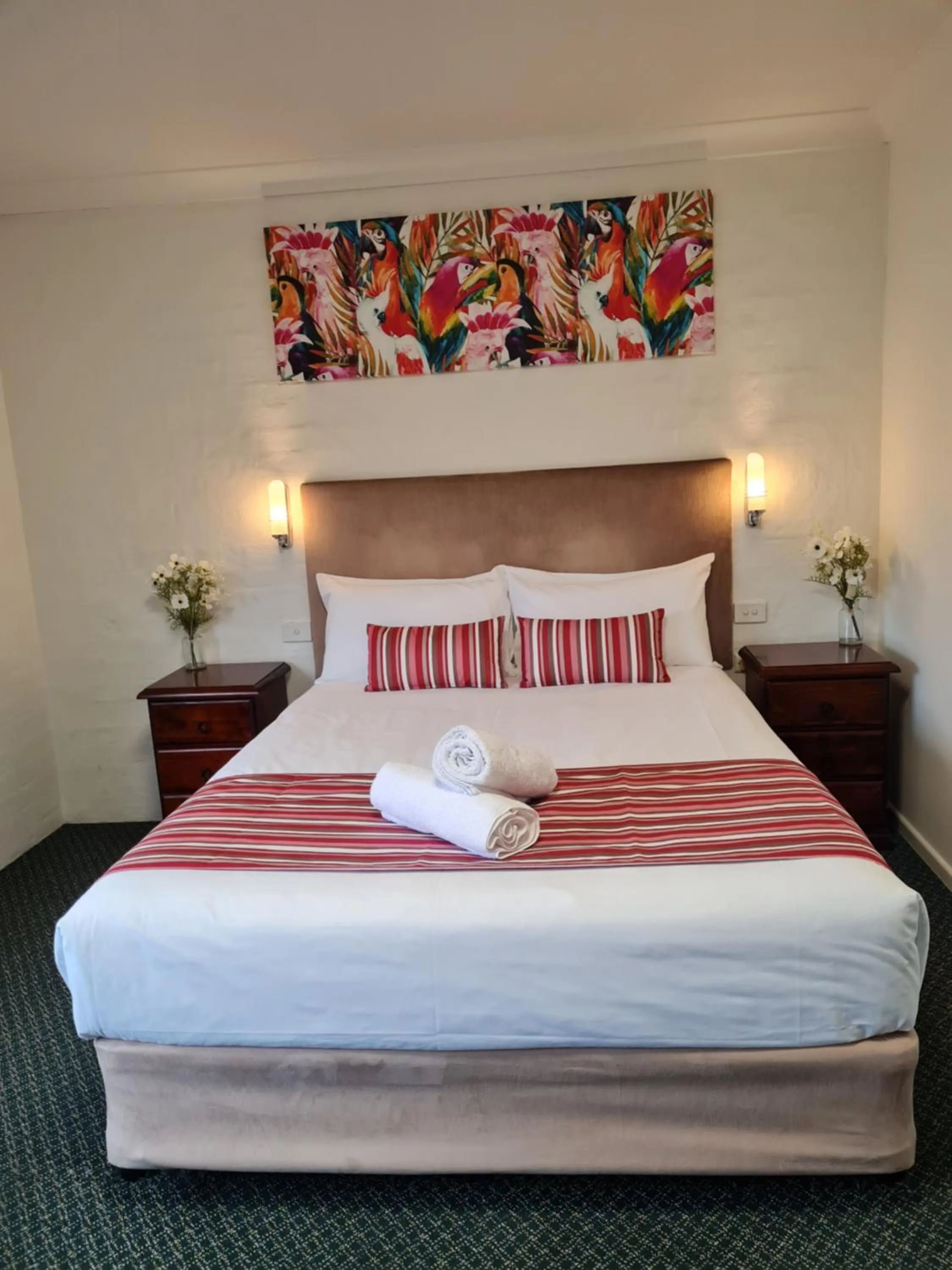 Communal lounge/ TV room, Bed in Marco Polo Motor Inn Taree