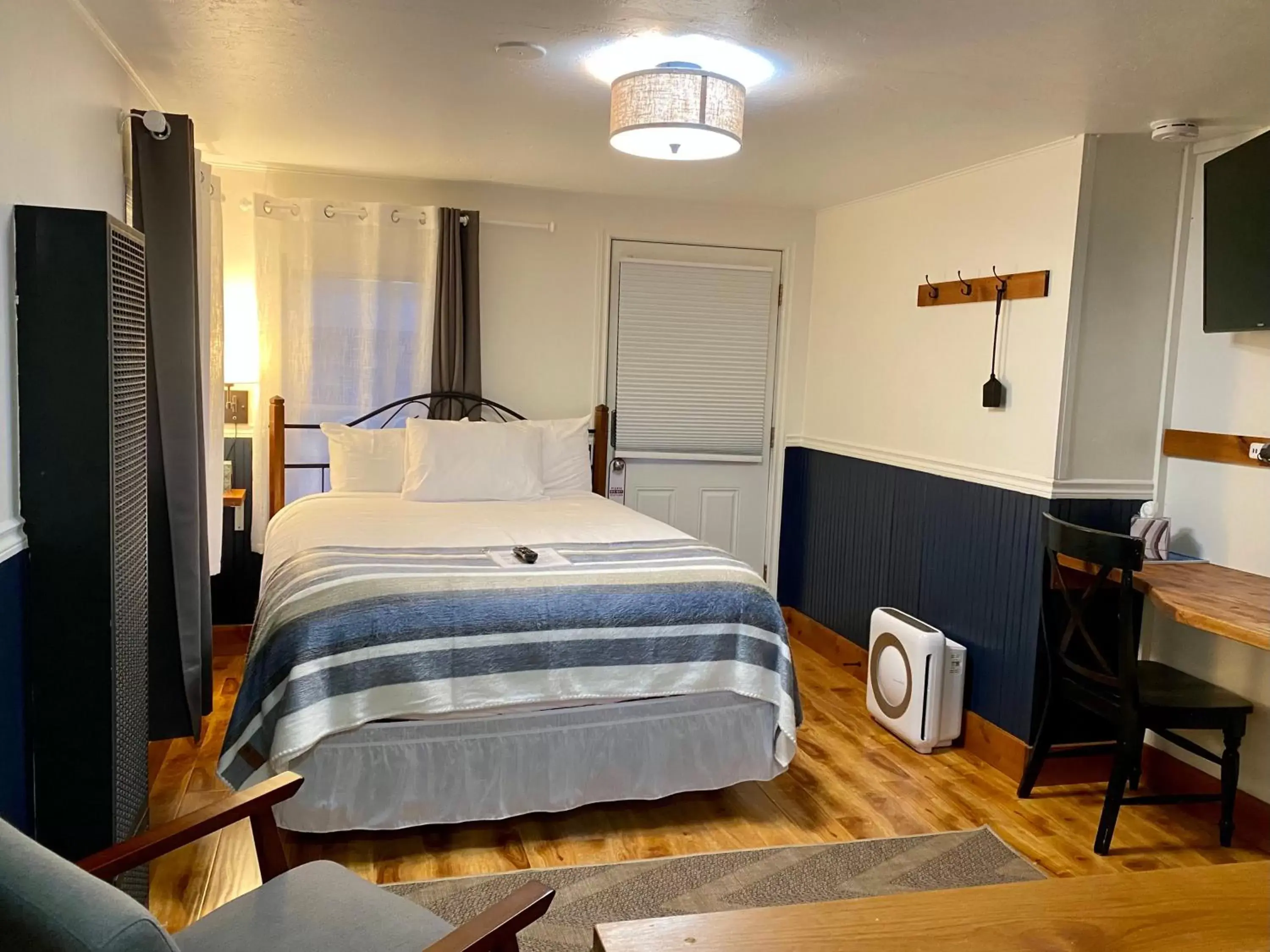 Queen Room in Left Coast Lodge - Pet Friendly Queen Room in Left Coast Lodge - Pet Friendly