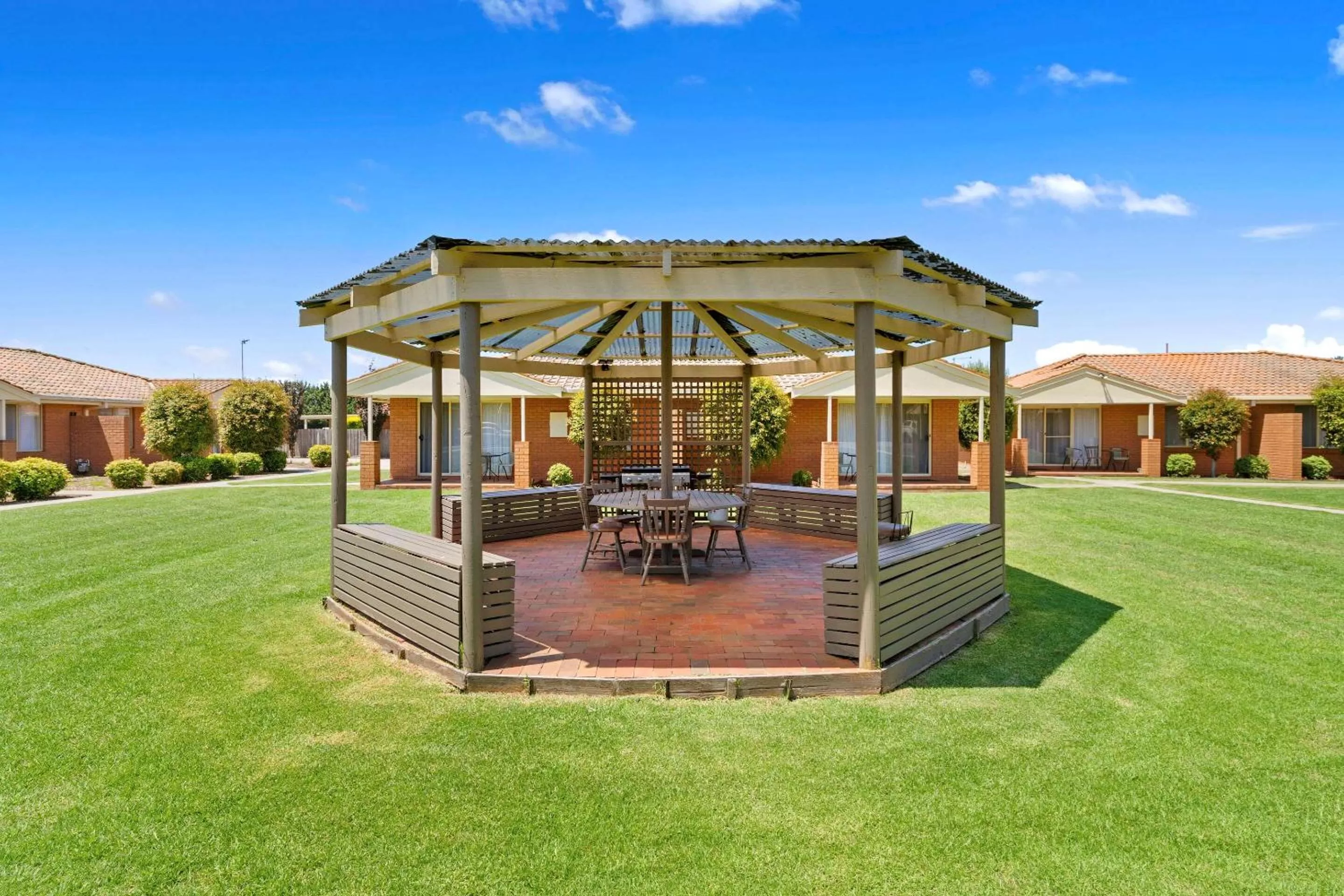 Property building in Comfort Inn & Suites King Avenue