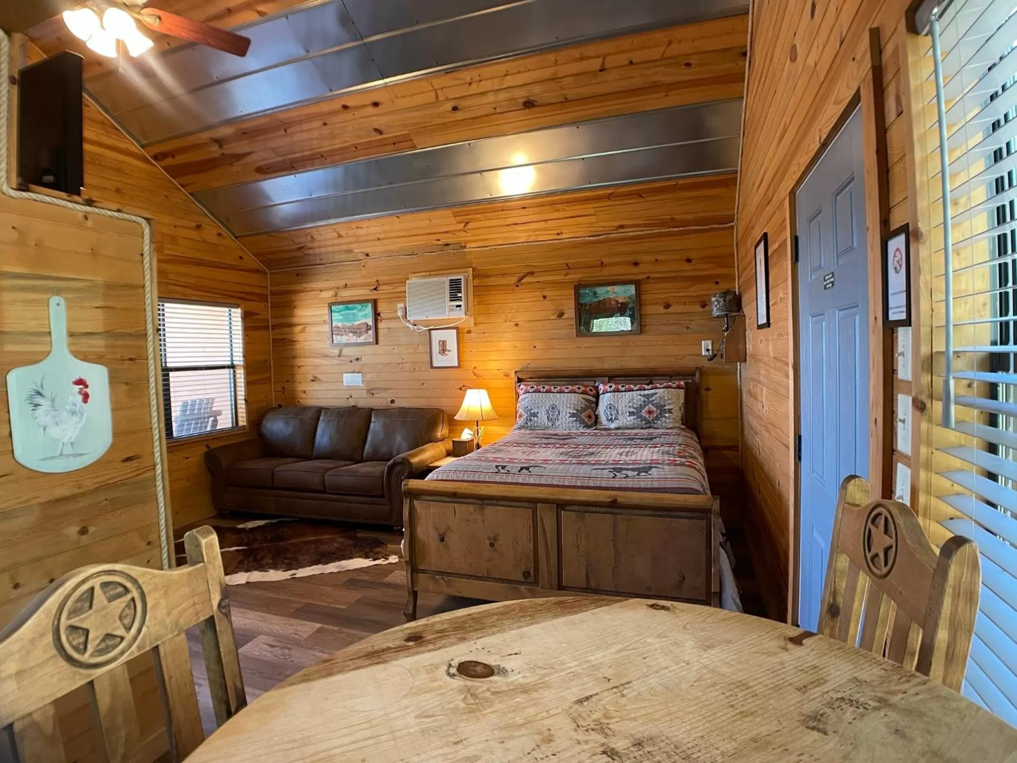 Living room, Bed in Walnut Canyon Cabins
