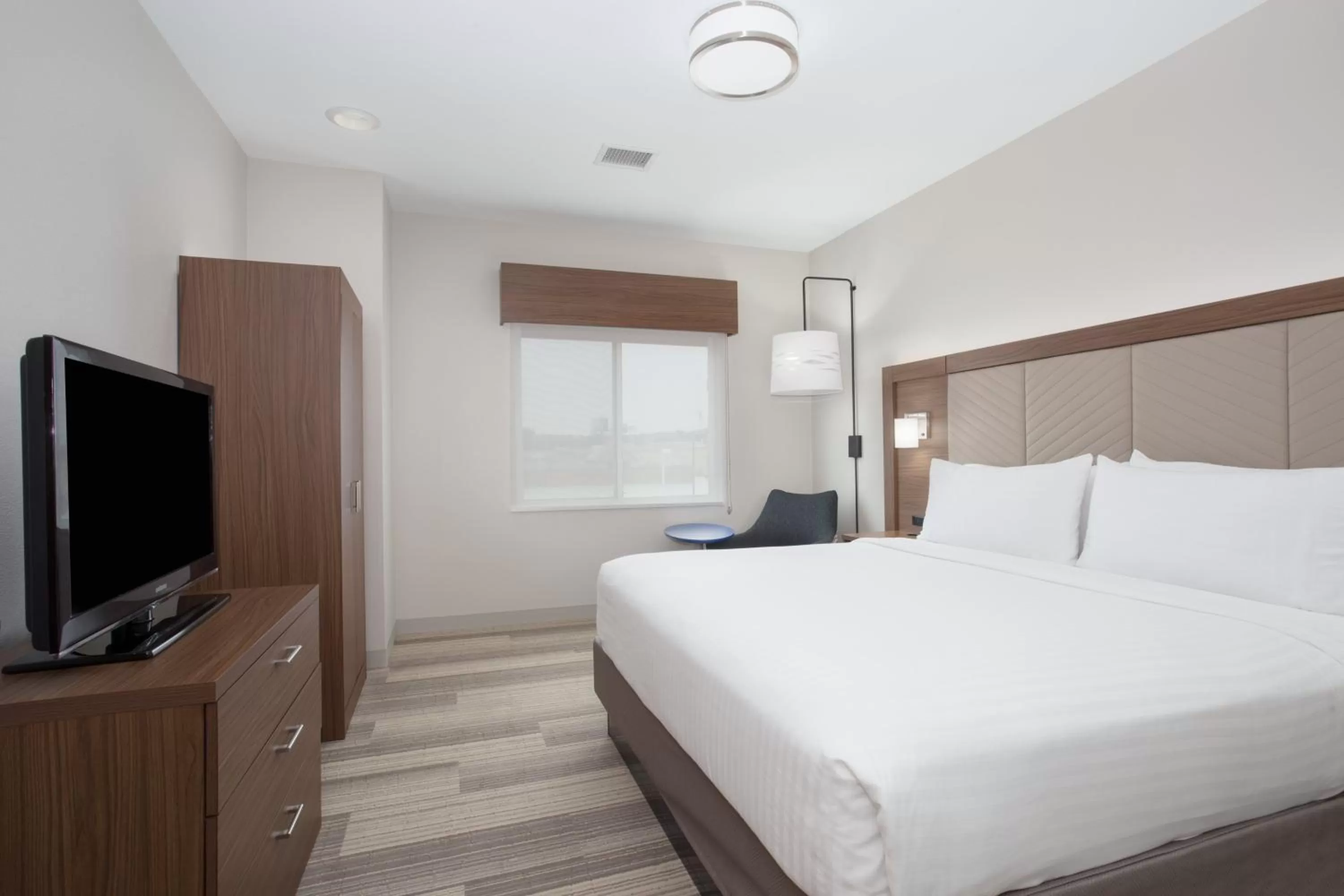 Photo of the whole room, Bed in Holiday Inn Express & Suites Amarillo by IHG