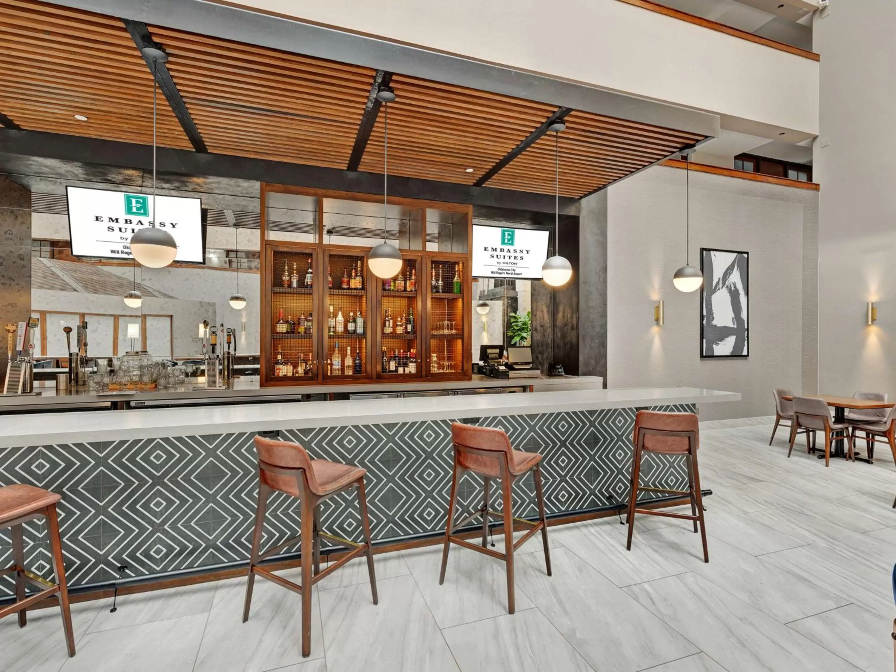 Lounge or bar in Embassy Suites by Hilton Oklahoma City Will Rogers Airport