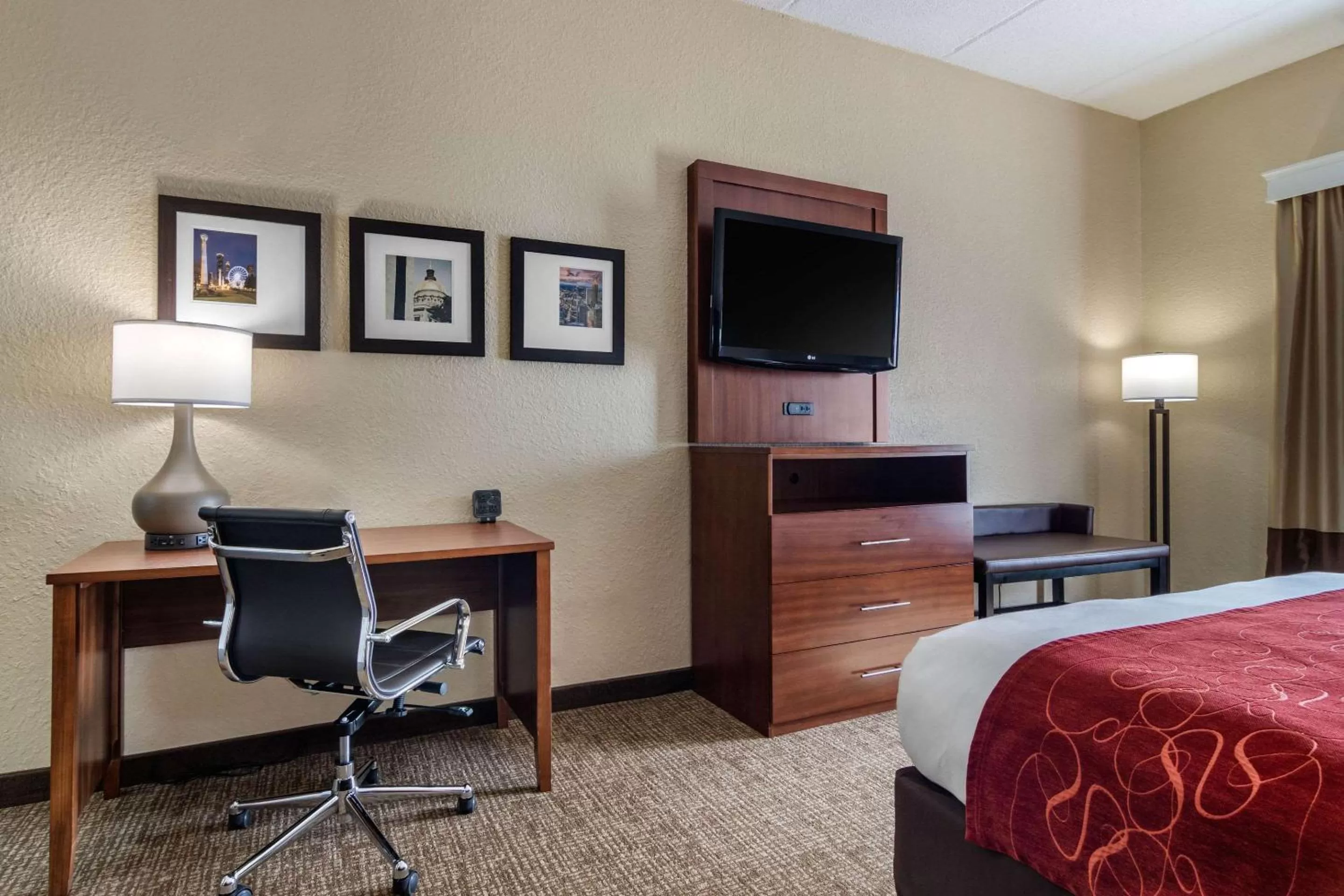 Photo of the whole room, Bed in Comfort Suites Woodstock - Atlanta North