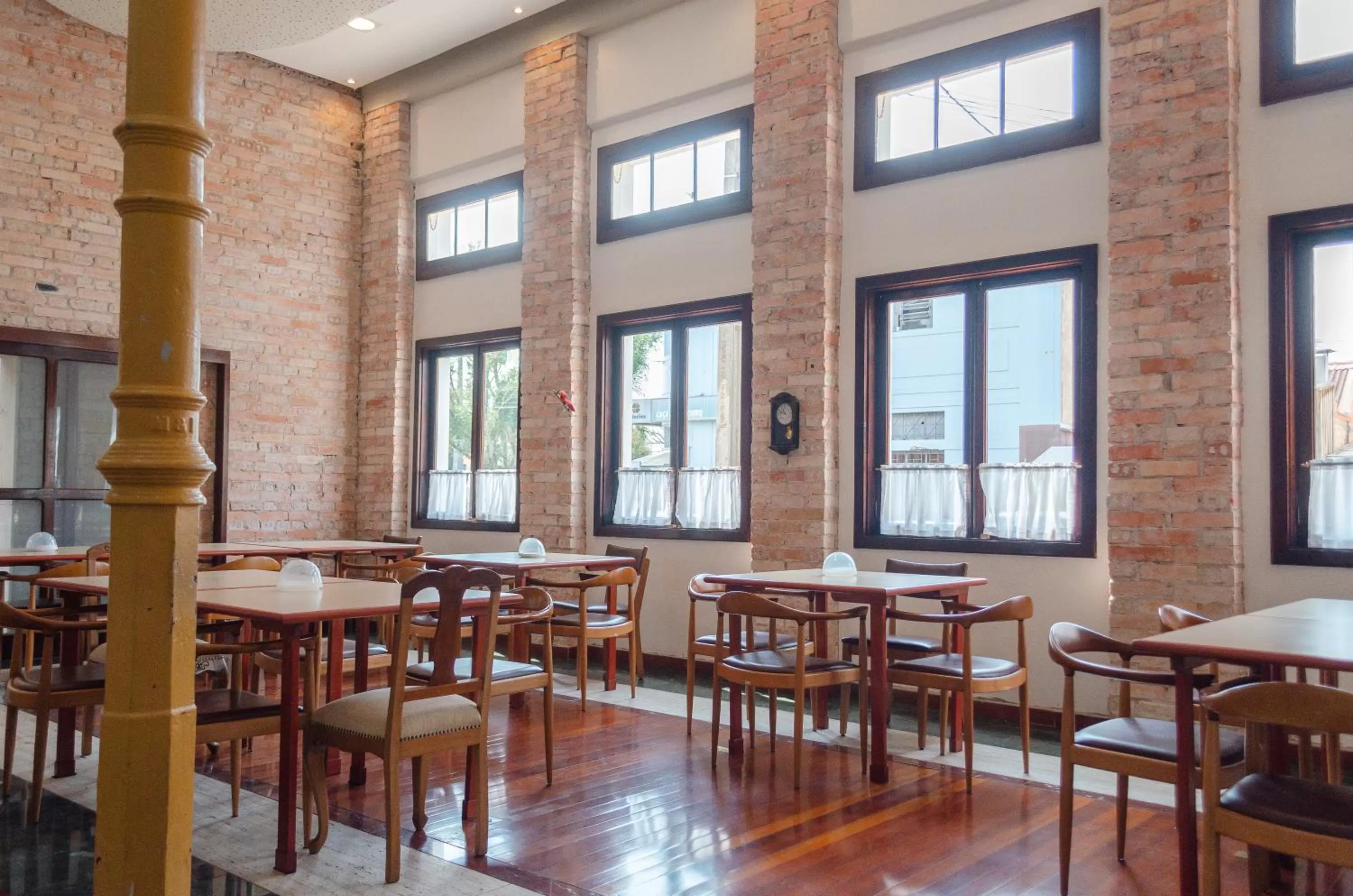 Restaurant/Places to Eat in Central Palace Hotel