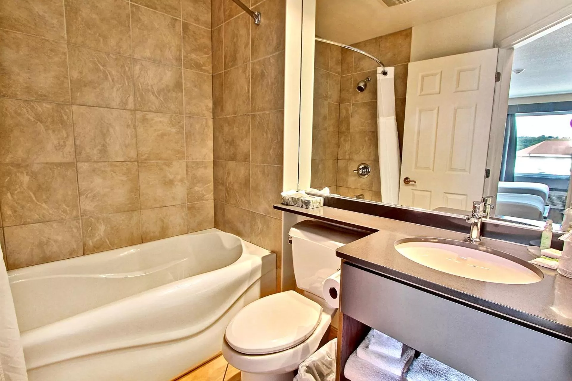 Bathroom in Hôtel l'Empress