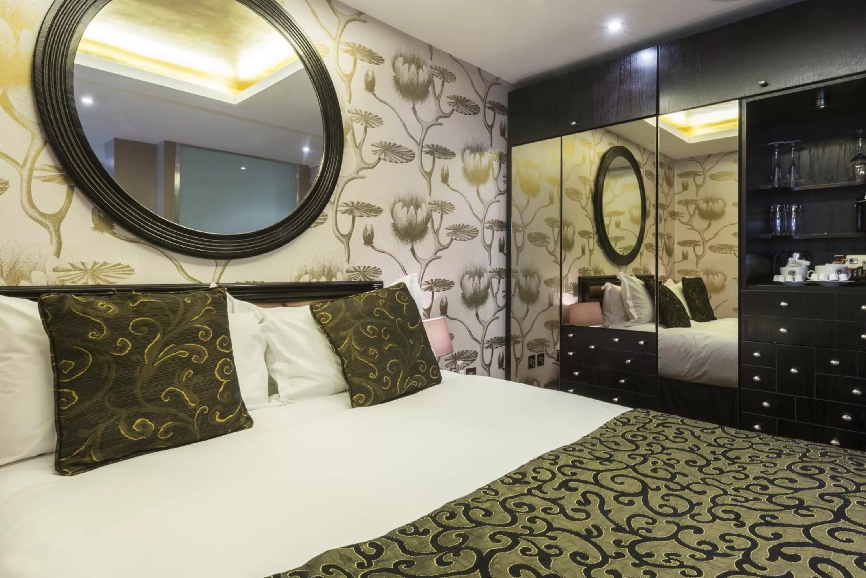 Photo of the whole room, Bed in Le Monde Hotel