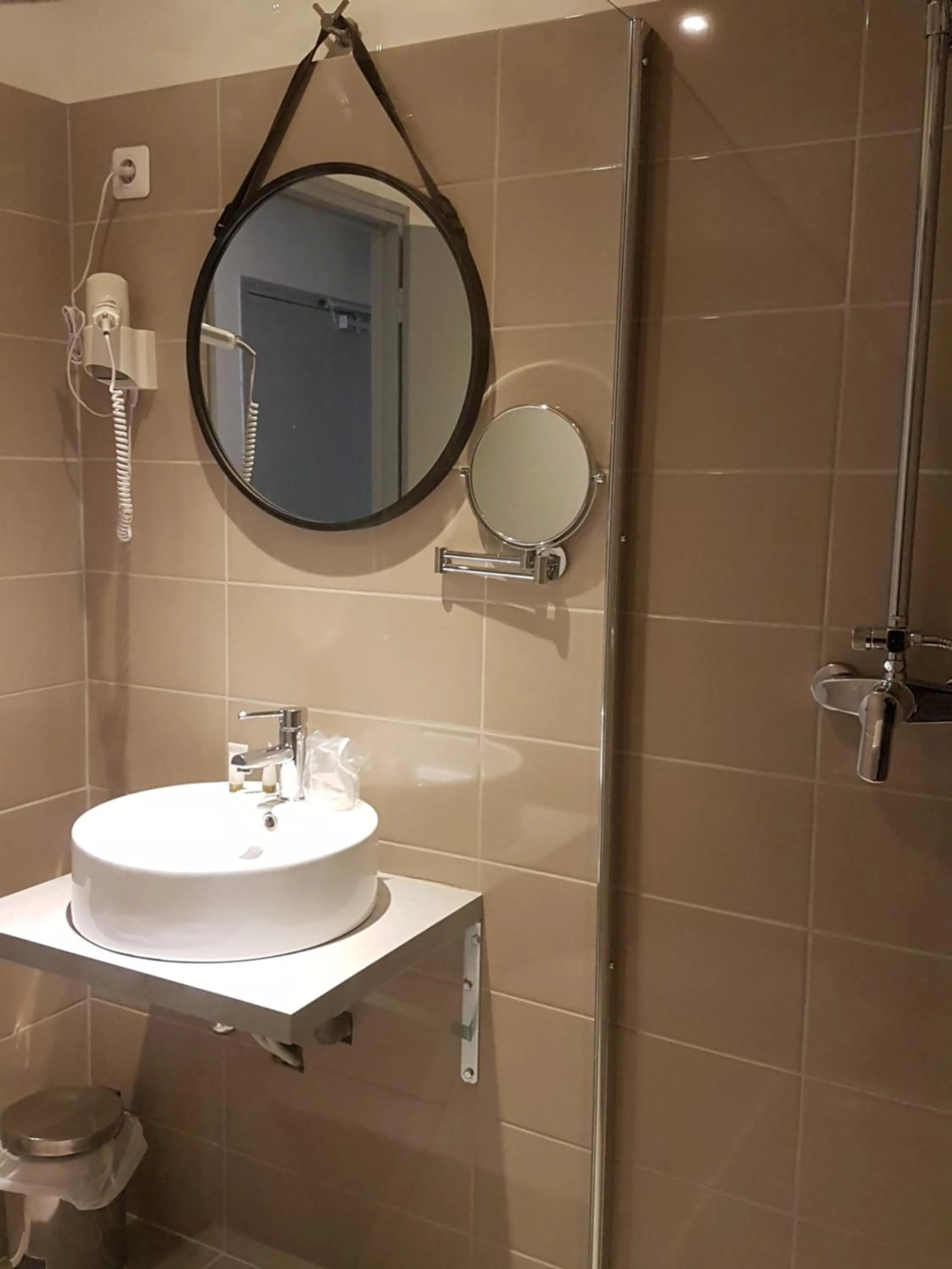 Shower in The Originals Boutique, Hôtel Danieli, Avignon