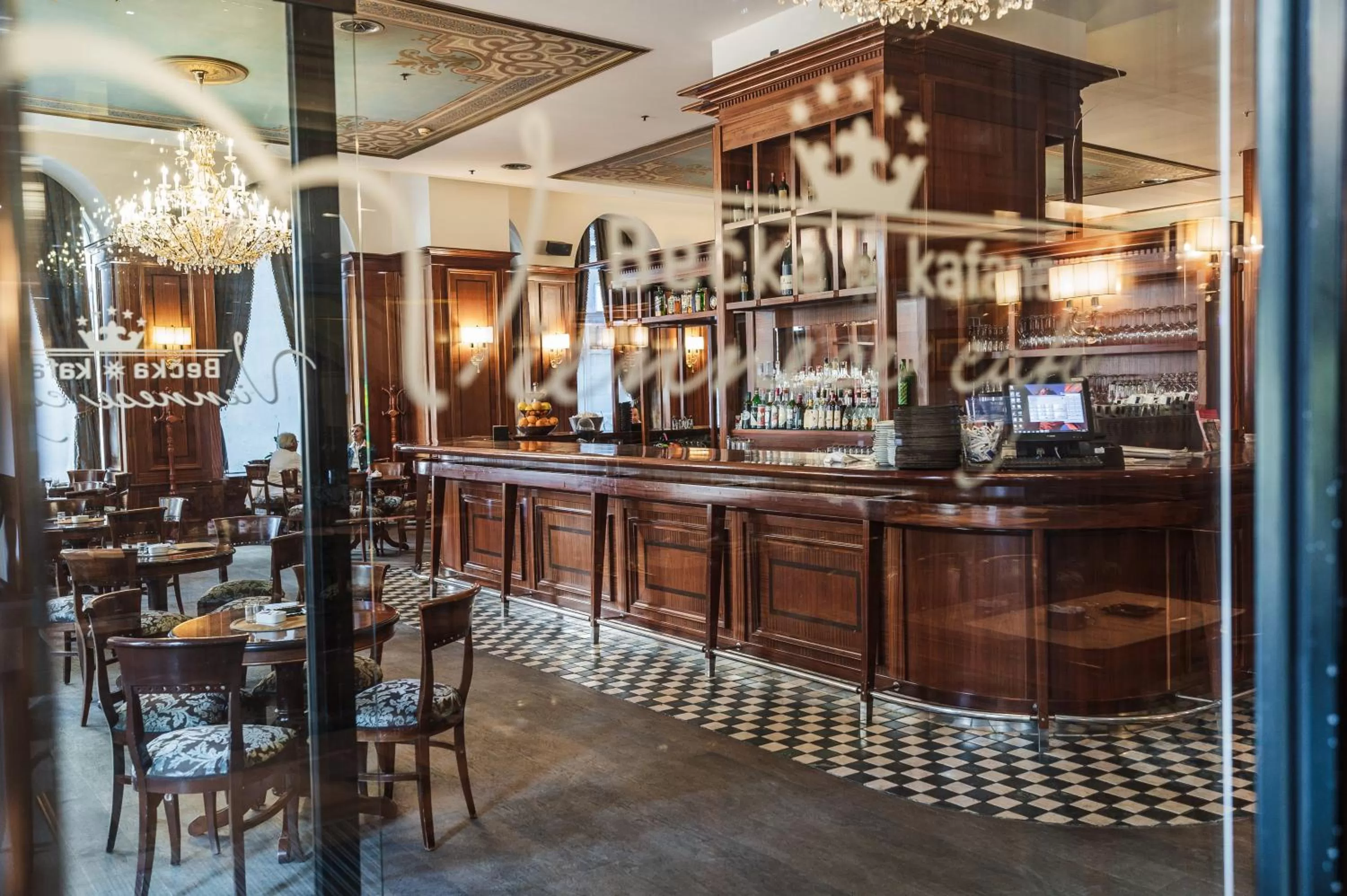 Restaurant/places to eat in Hotel Europe