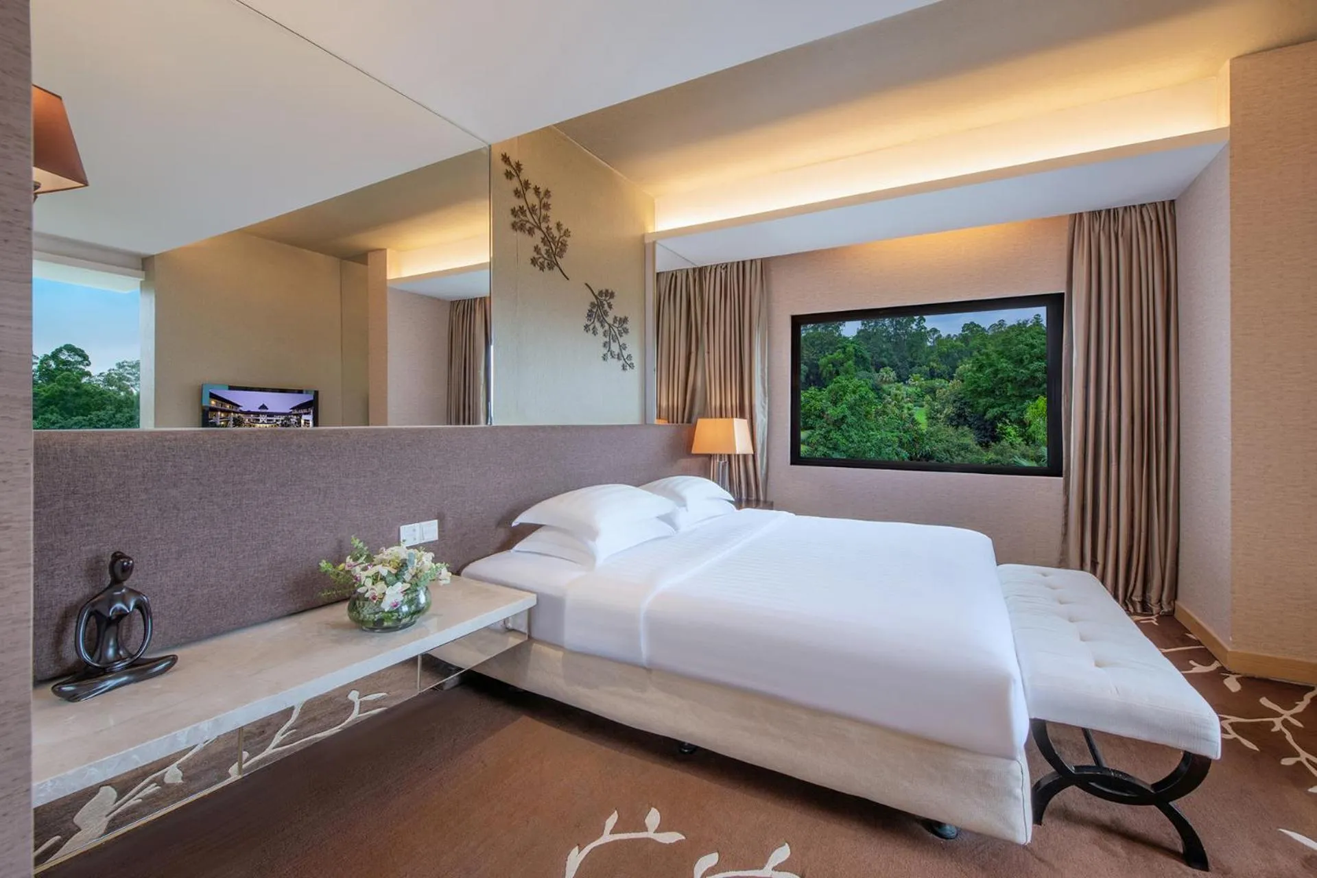 Bedroom, Bed in Mission Hills Hotel Resorts Shenzhen