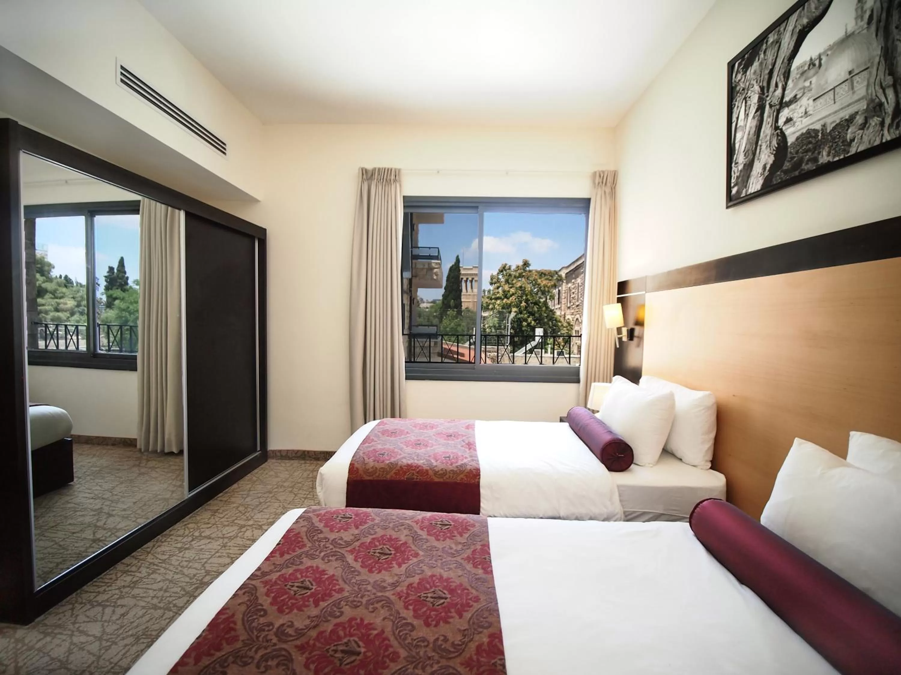 Photo of the whole room, Bed in New Capitol Hotel - Jerusalem