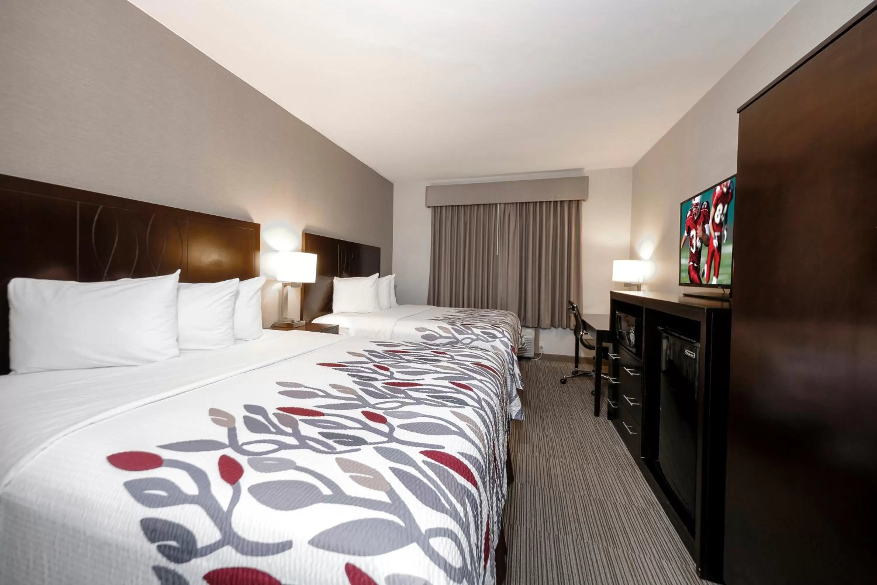 Photo of the whole room, Bed in Red Roof Inn & Suites Newburgh - Stewart Airport West Point