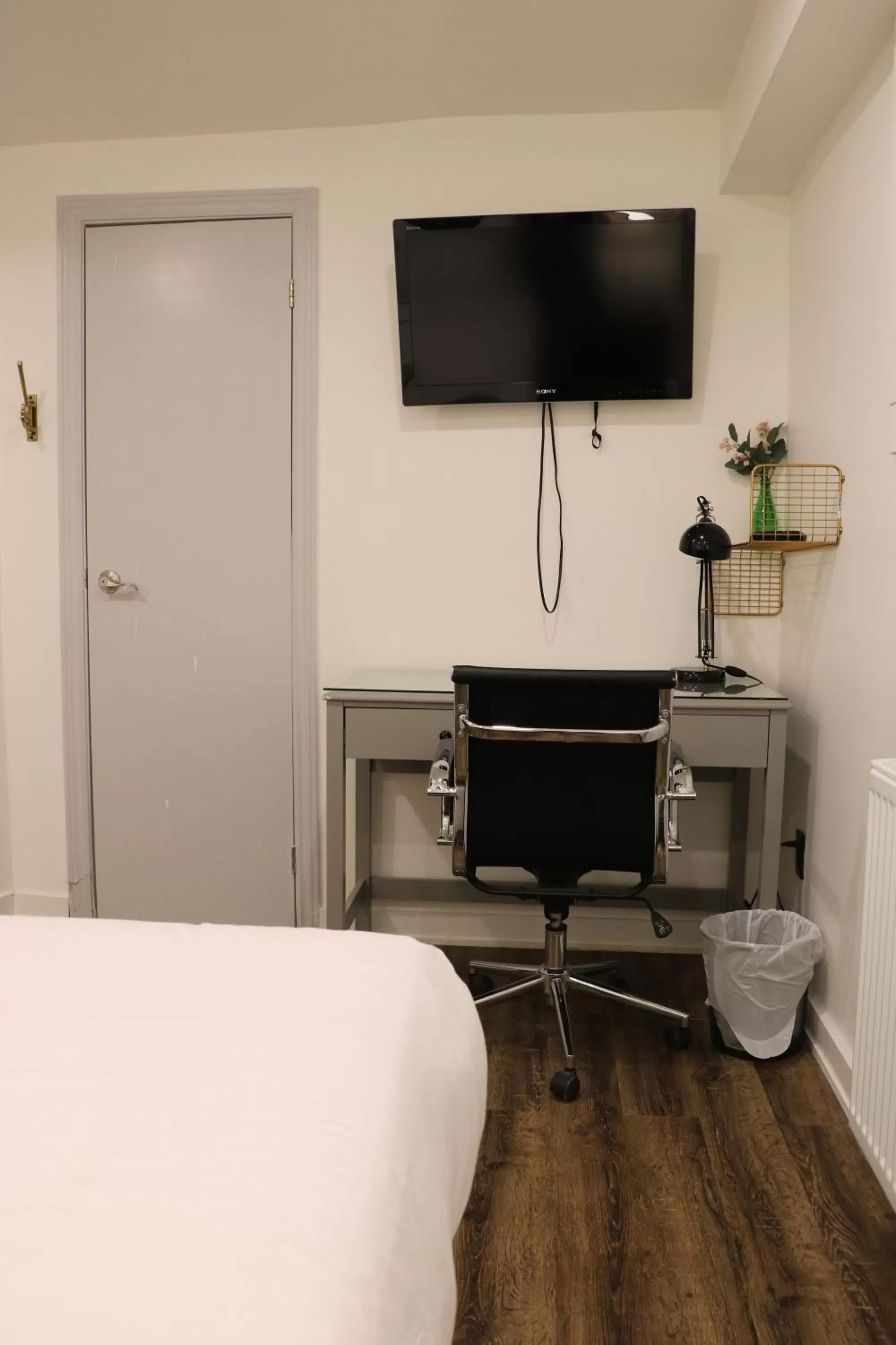 TV and multimedia, TV/Entertainment Center in Pembroke Inn