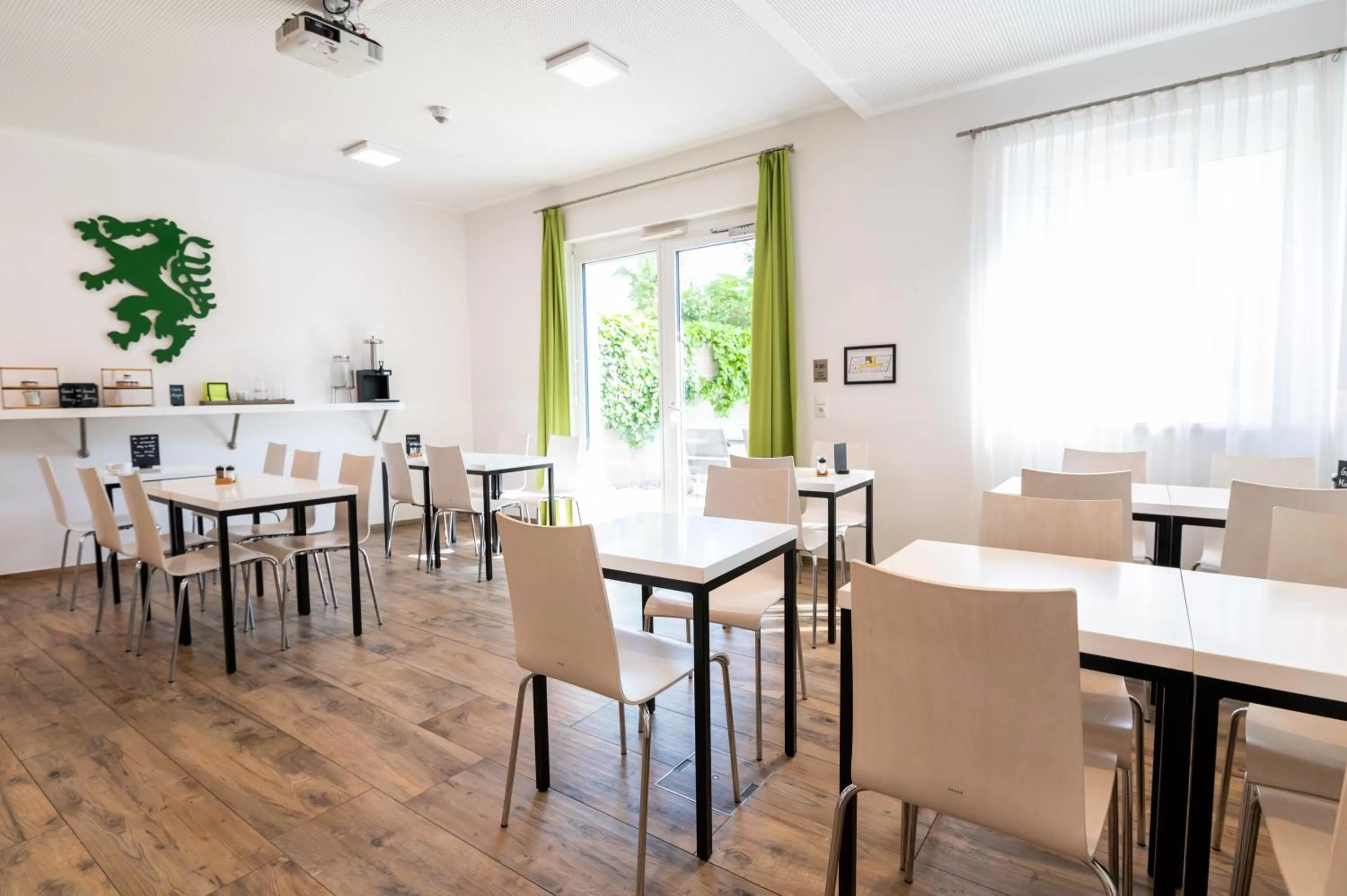 Restaurant/places to eat in SHOME Hotel Graz I Self-Check-In I Free Parking