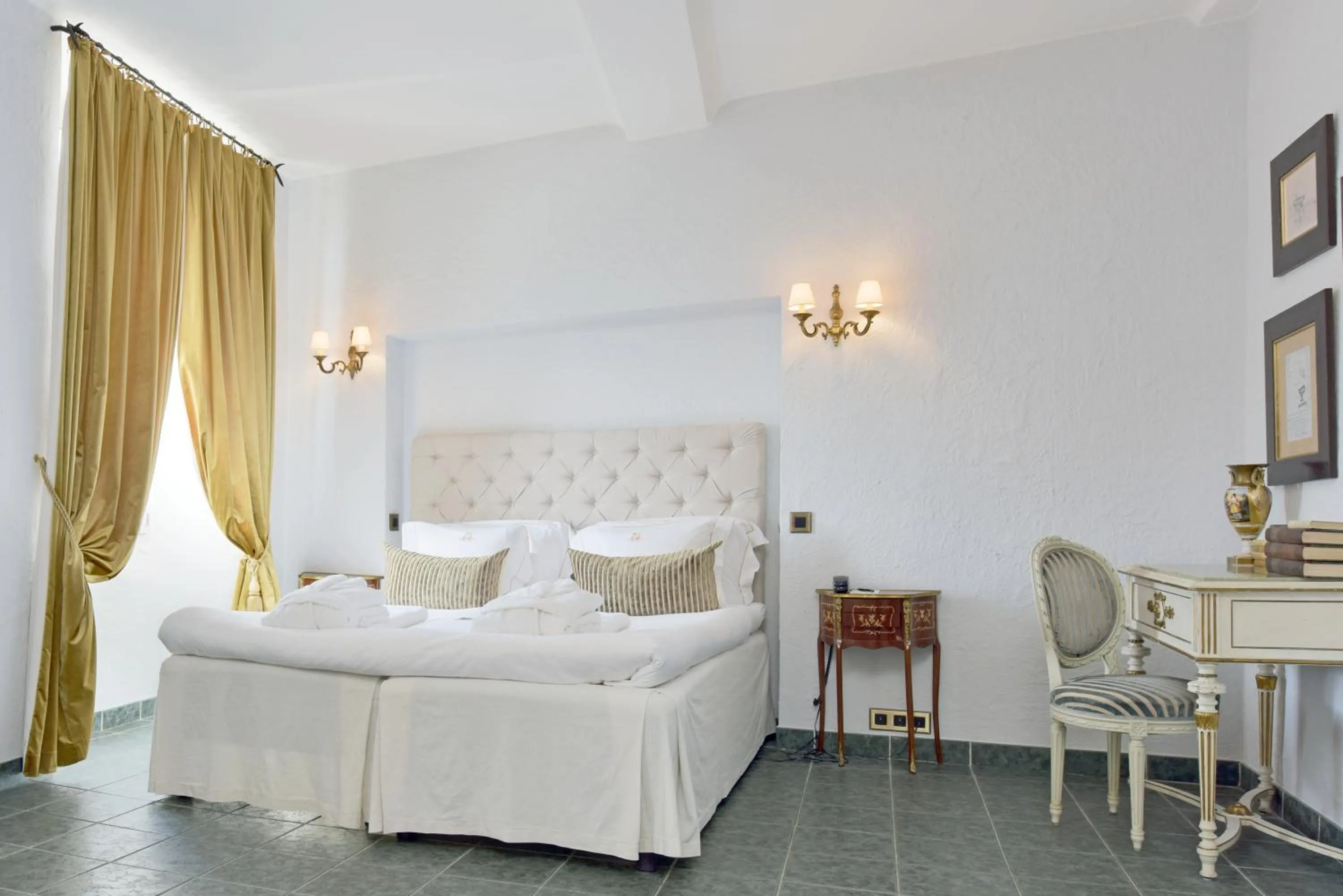 Photo of the whole room, Bed in Château Le Cagnard