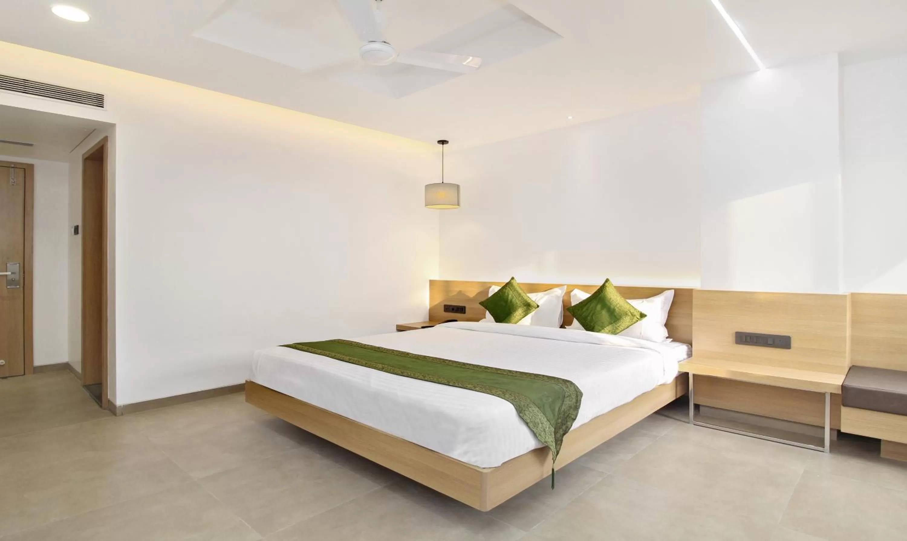 Bed in Treebo City Inn, Satara