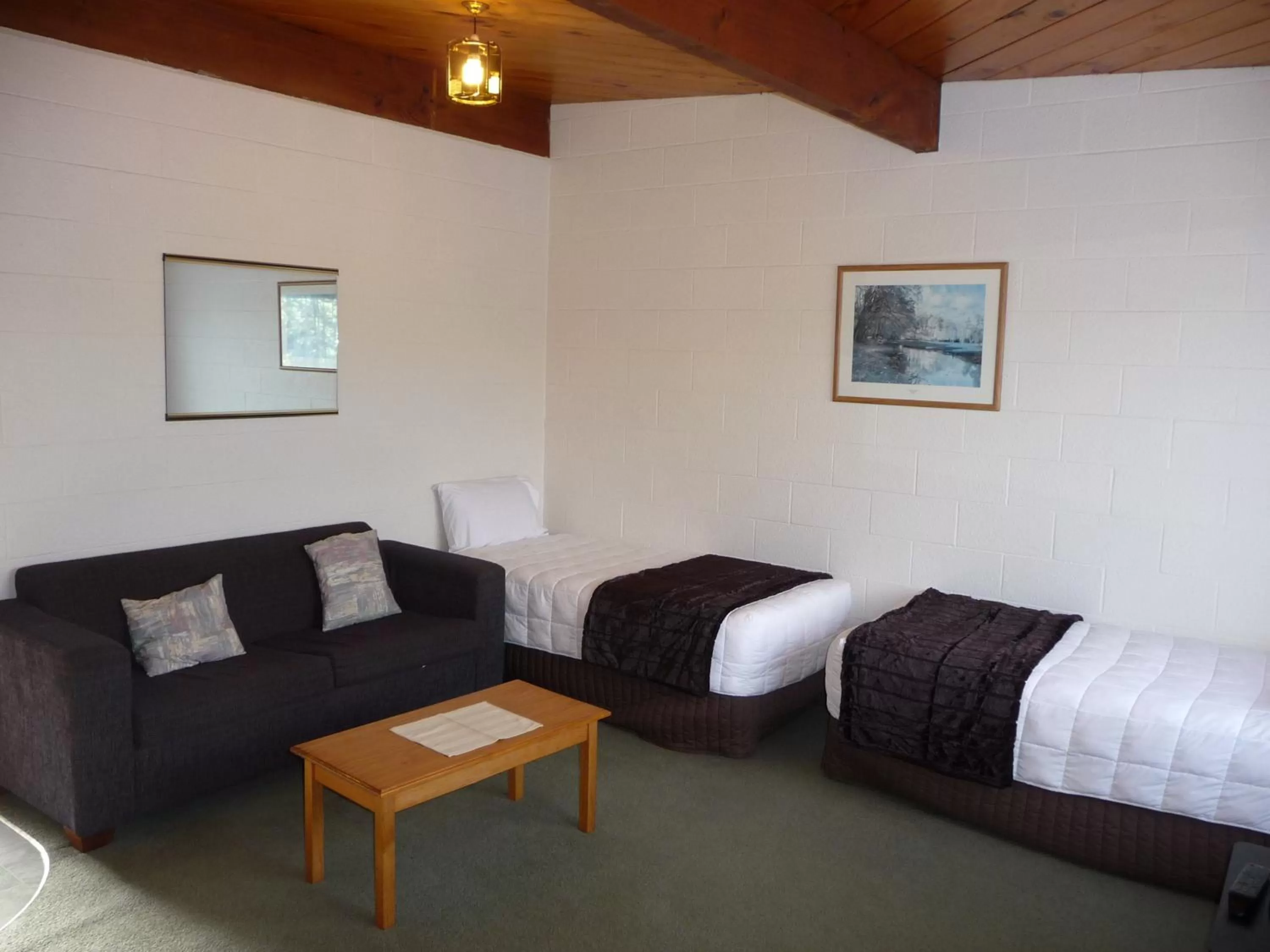 Bed, Seating Area in Coachman's Lodge Motel
