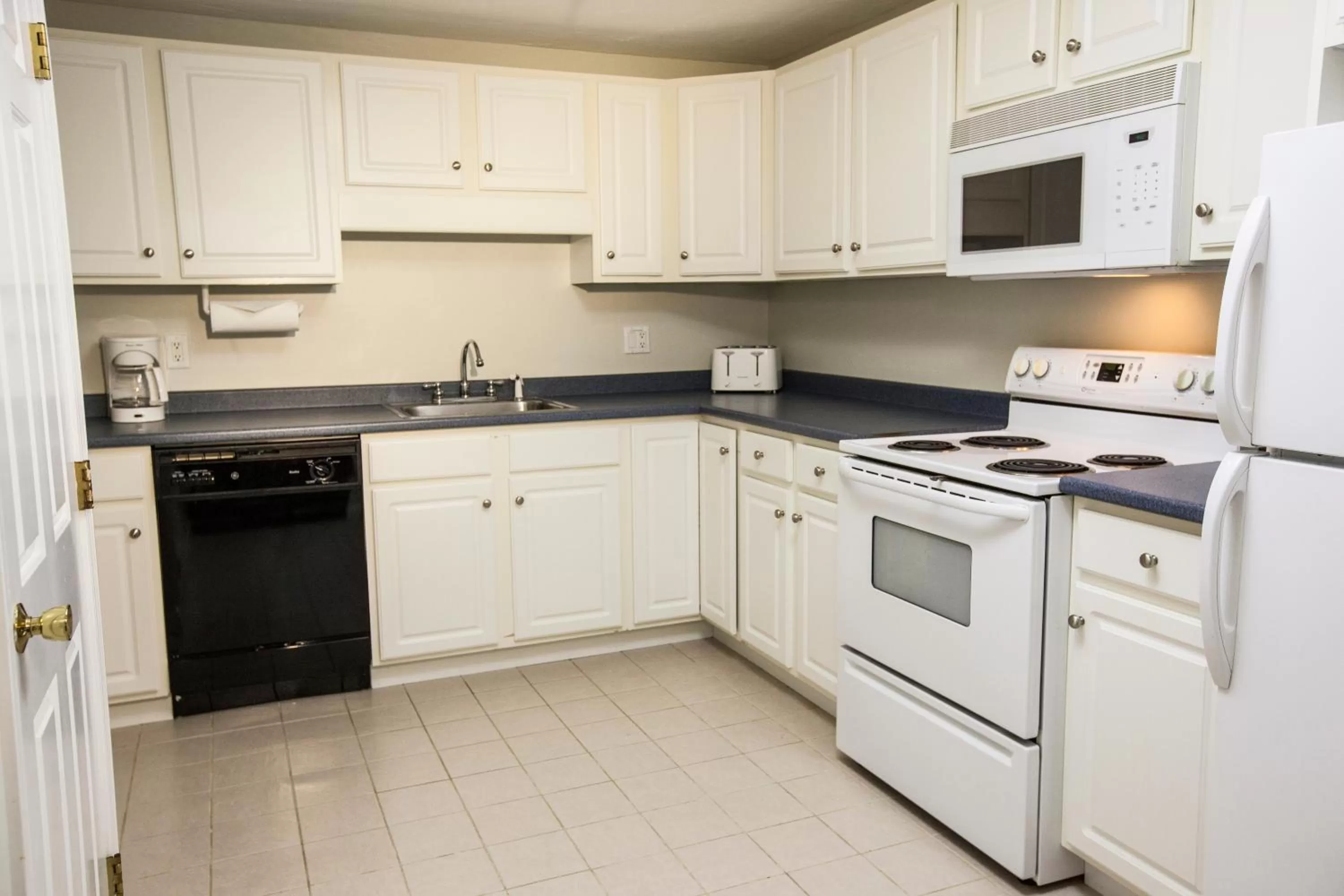 Kitchen or kitchenette in Cape Winds Resort
