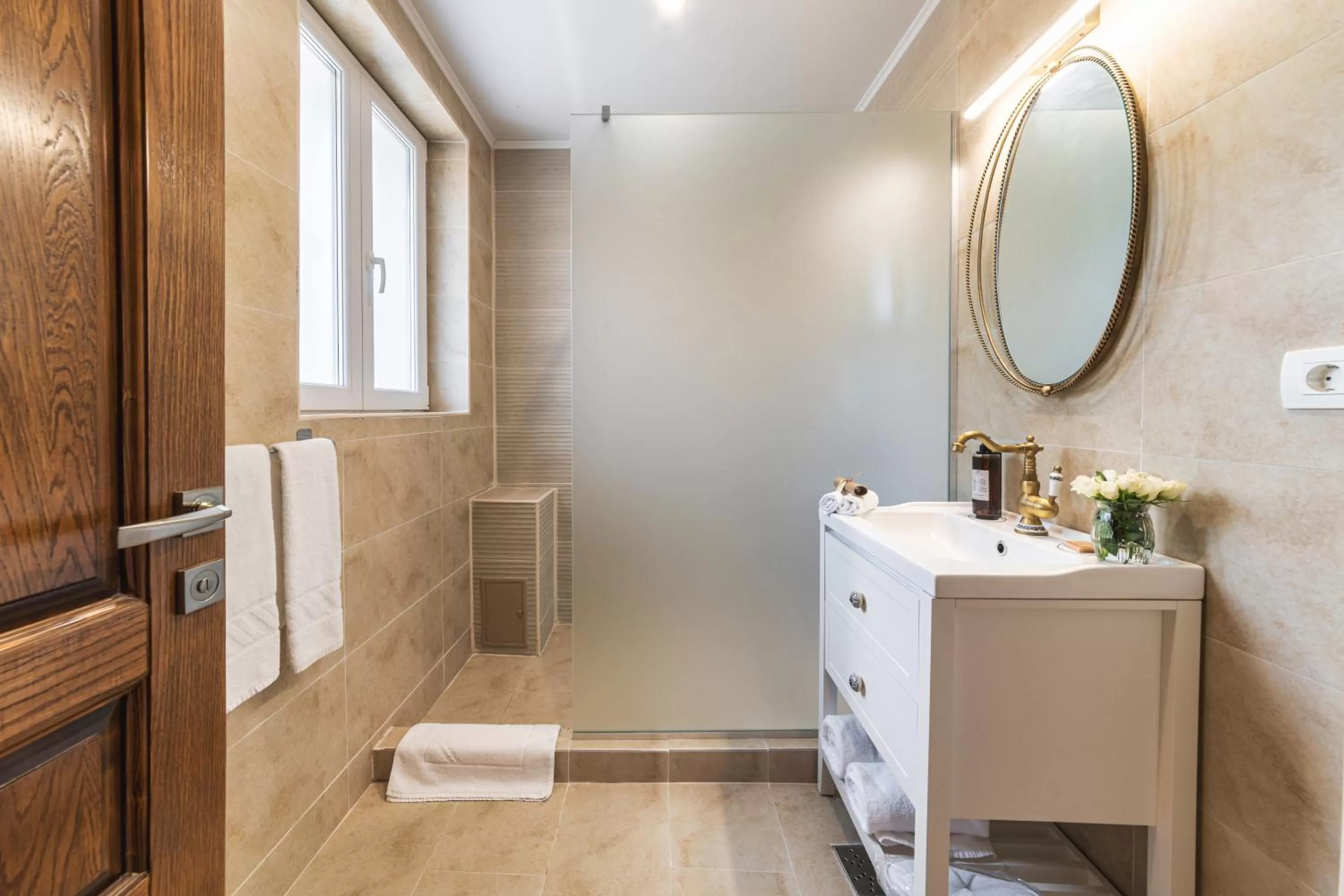 Bathroom in Nikolas Haus Premium Historic Center Stay & Free Parking