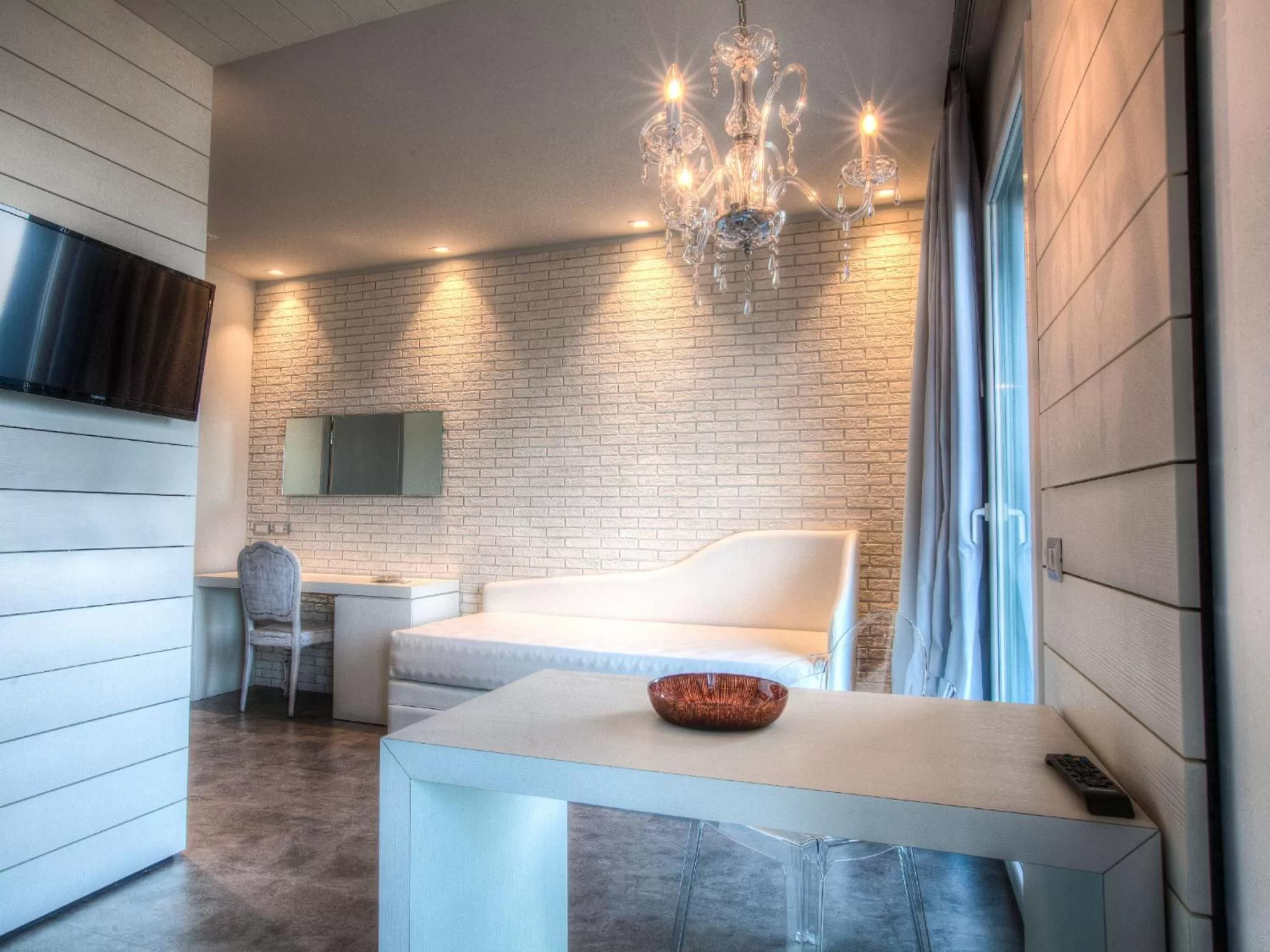 TV and multimedia in Bell Suite Hotel