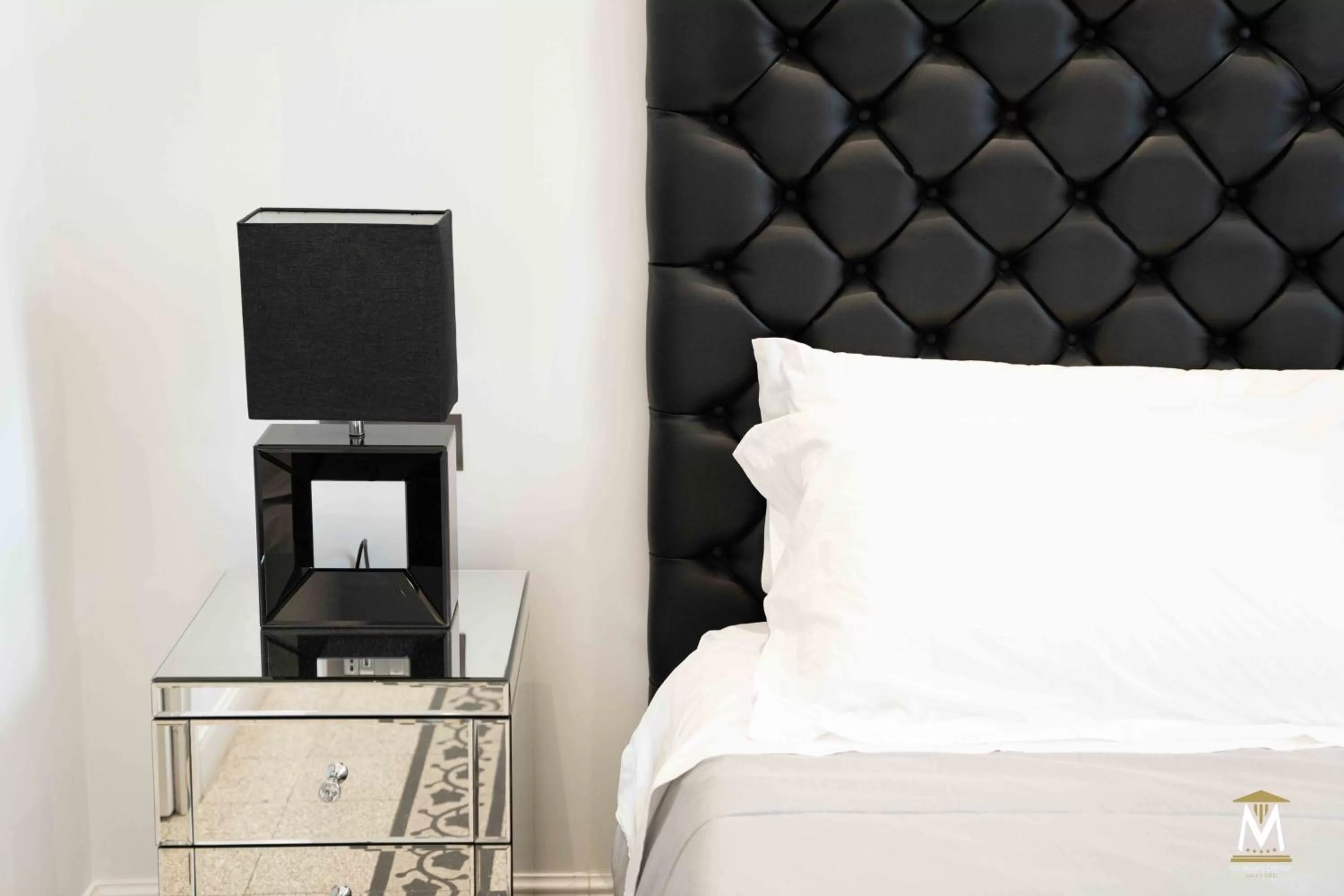 Shower, Bed in Museum Center Luxury