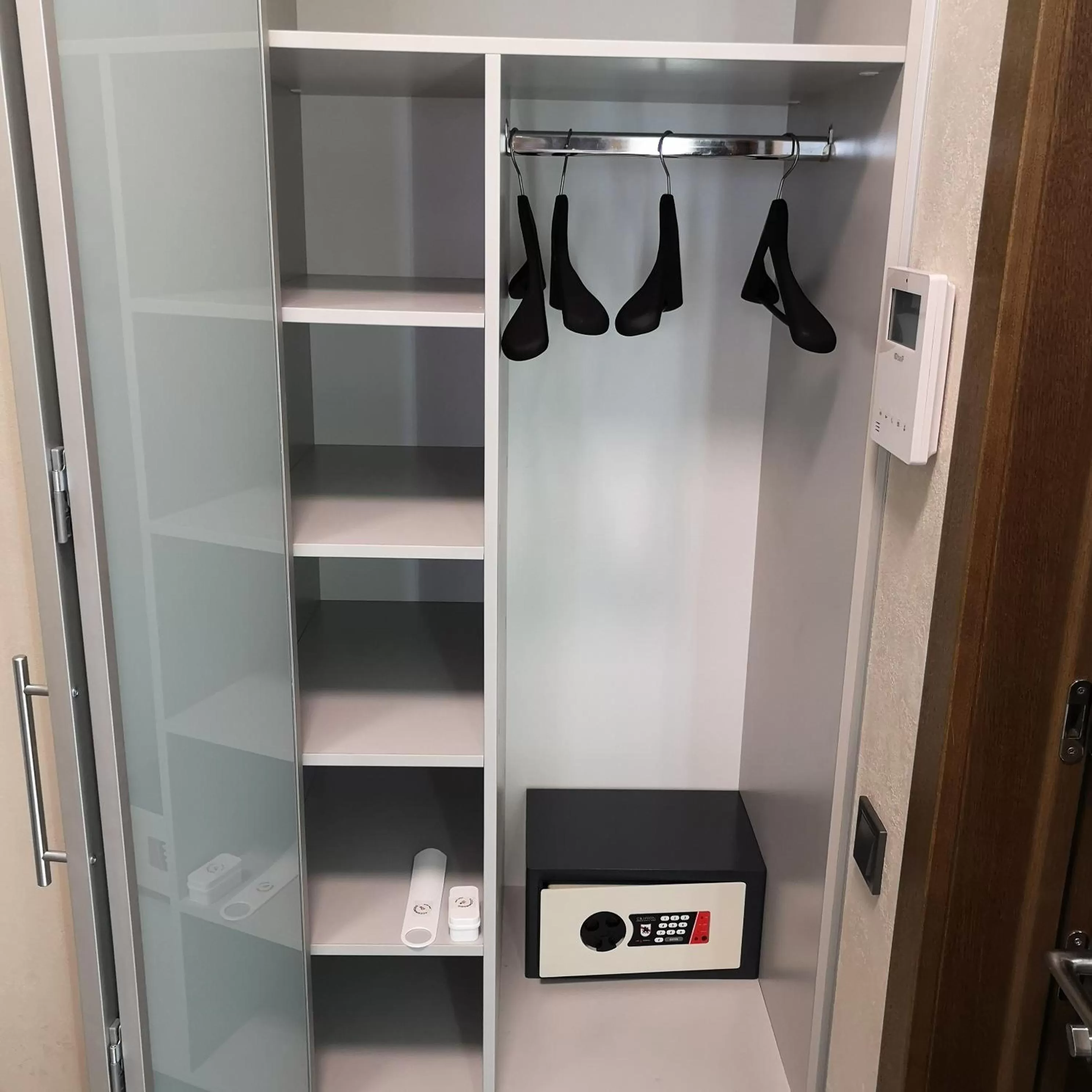 TV/Entertainment Center in ACCOMMODO192