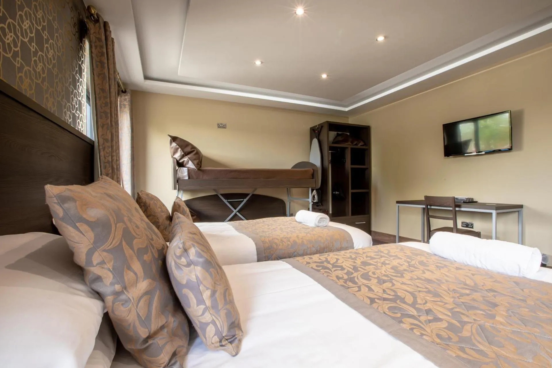 Bedroom, Bed in Grainger Apartments