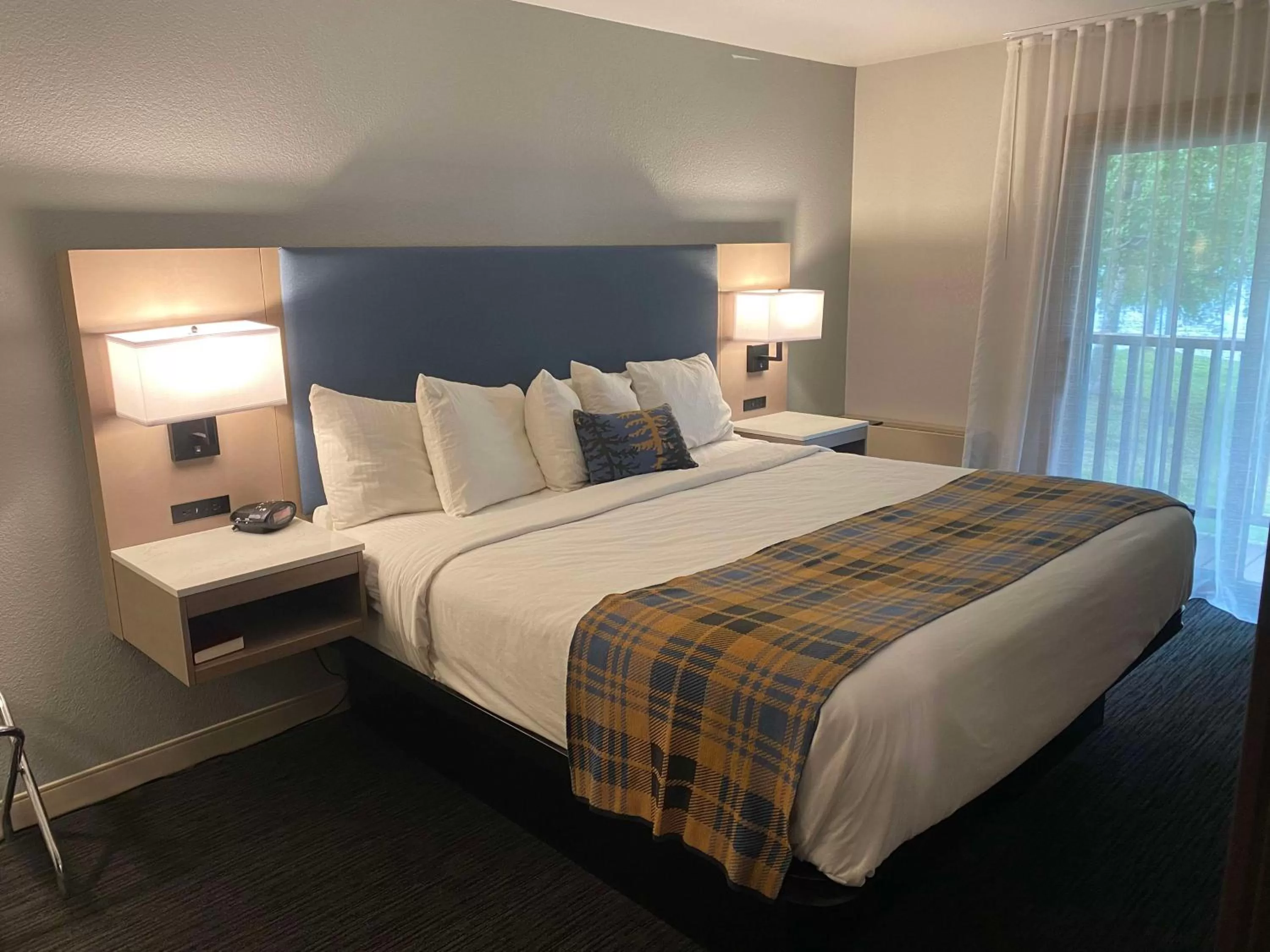 King Suite with Spa Bath - Lake View in Best Western Lake Lucille Inn