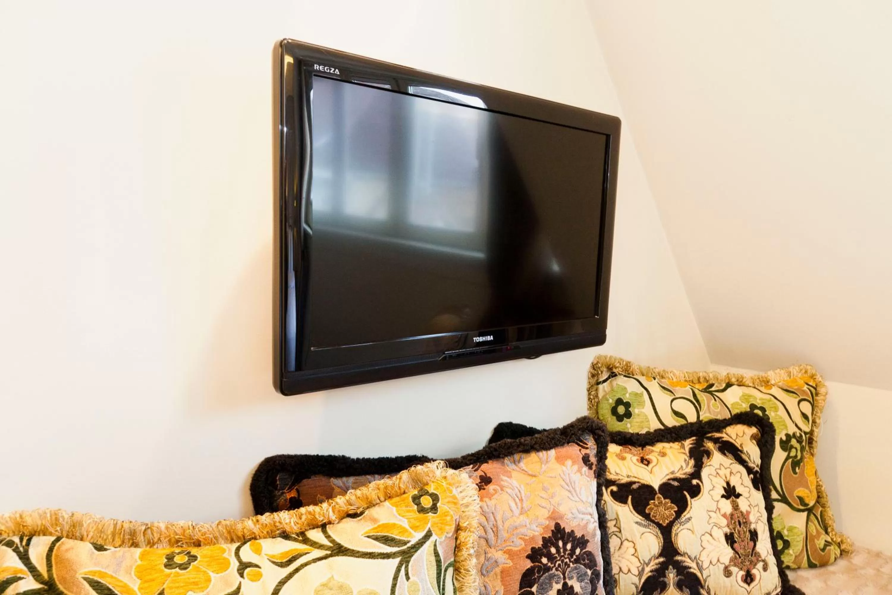 TV and multimedia in Hotel Diamonds and Pearls