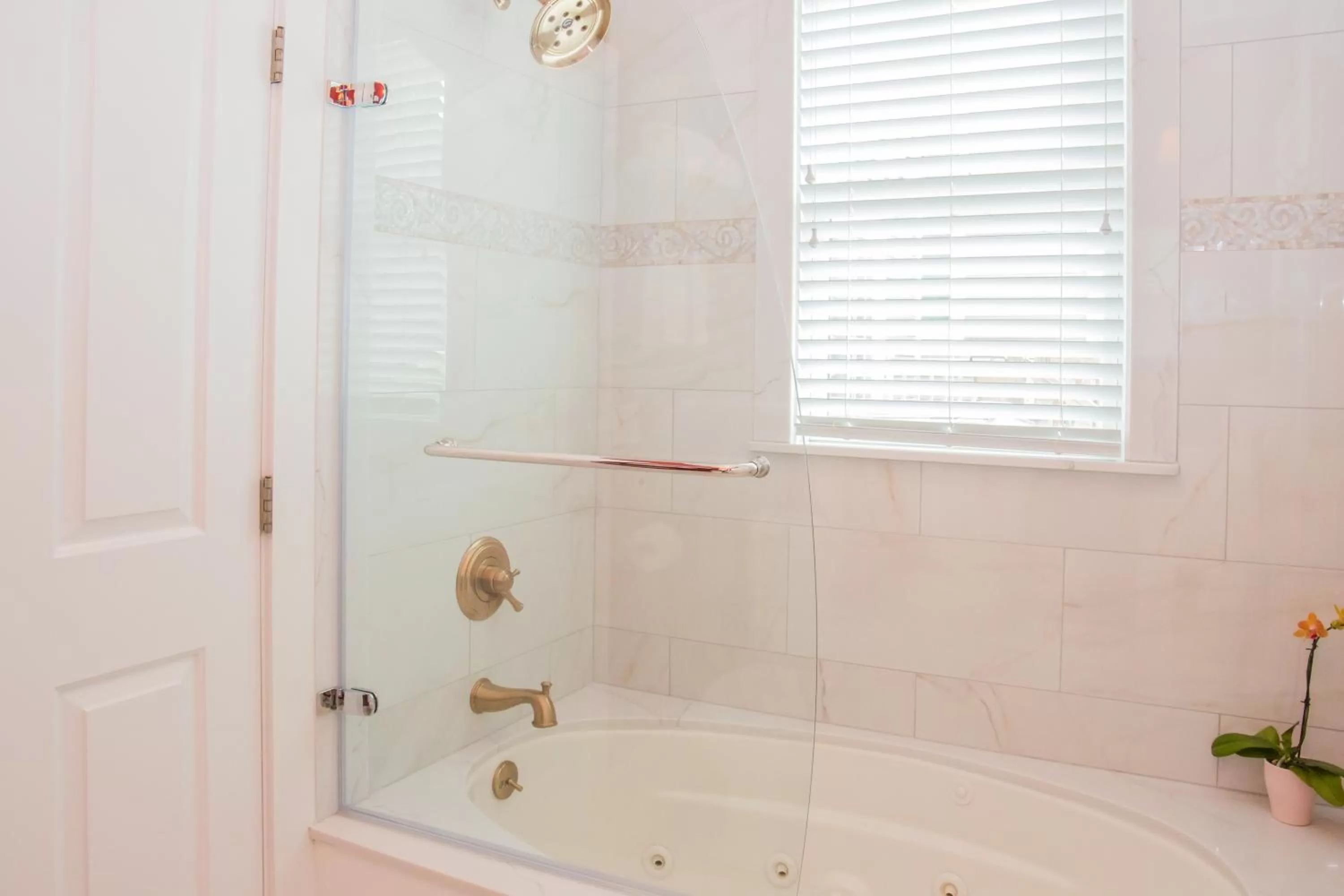 Bath in Almondy Inn Bed & Breakfast