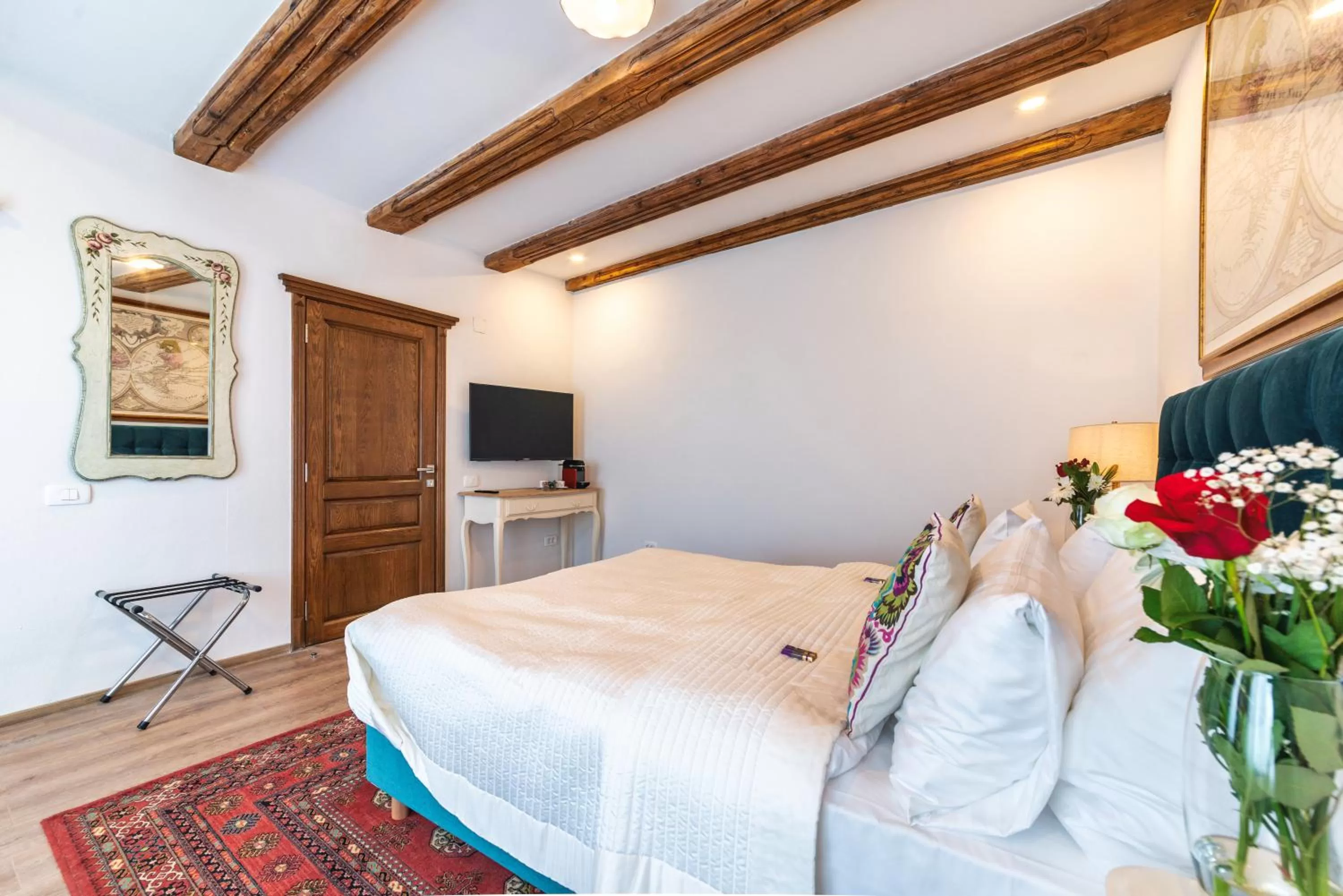 Bed in Nikolas Haus Premium Historic Center Stay & Free Parking