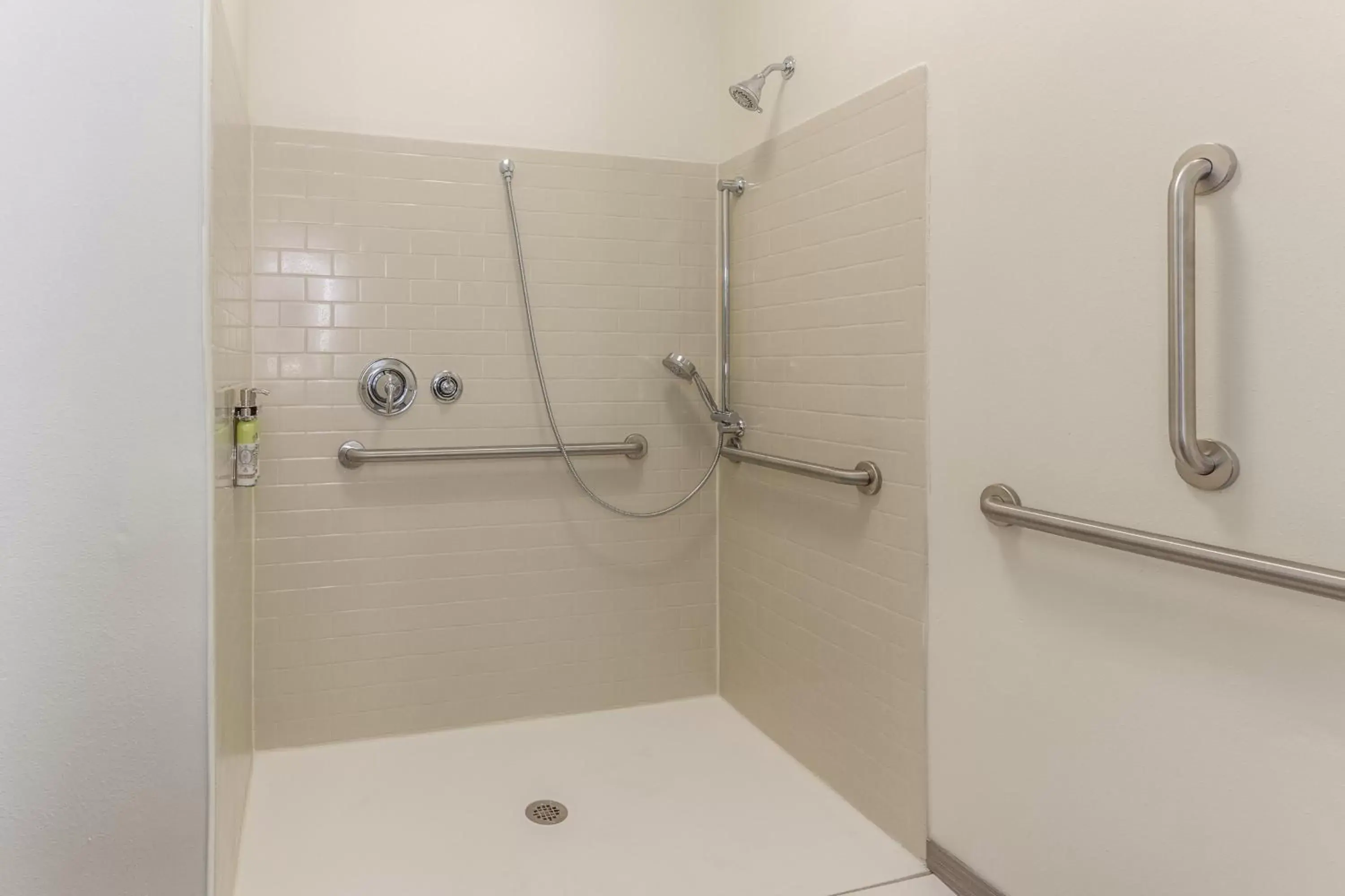Studio Queen Suite with Tub - Mobility Accessible in Candlewood Suites - Davenport by IHG Studio Queen Suite with Tub - Mobility Accessible in Candlewood Suites - Davenport by IHG