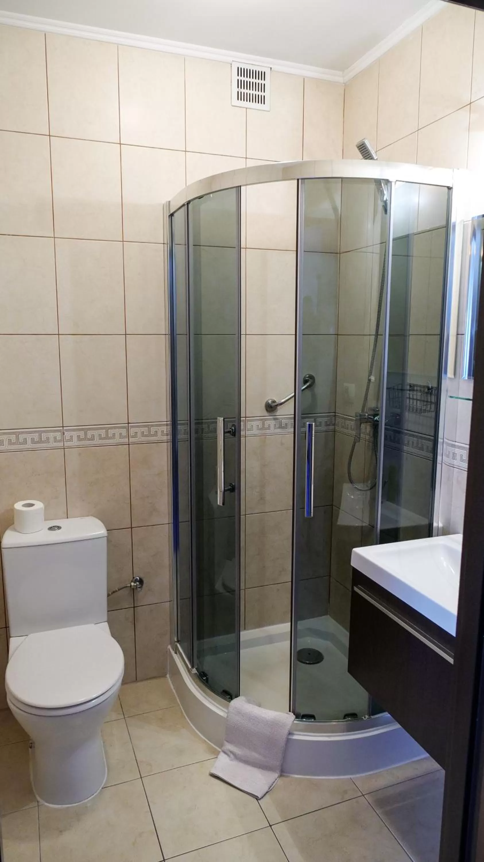 Shower, Bathroom in Hotel Duet